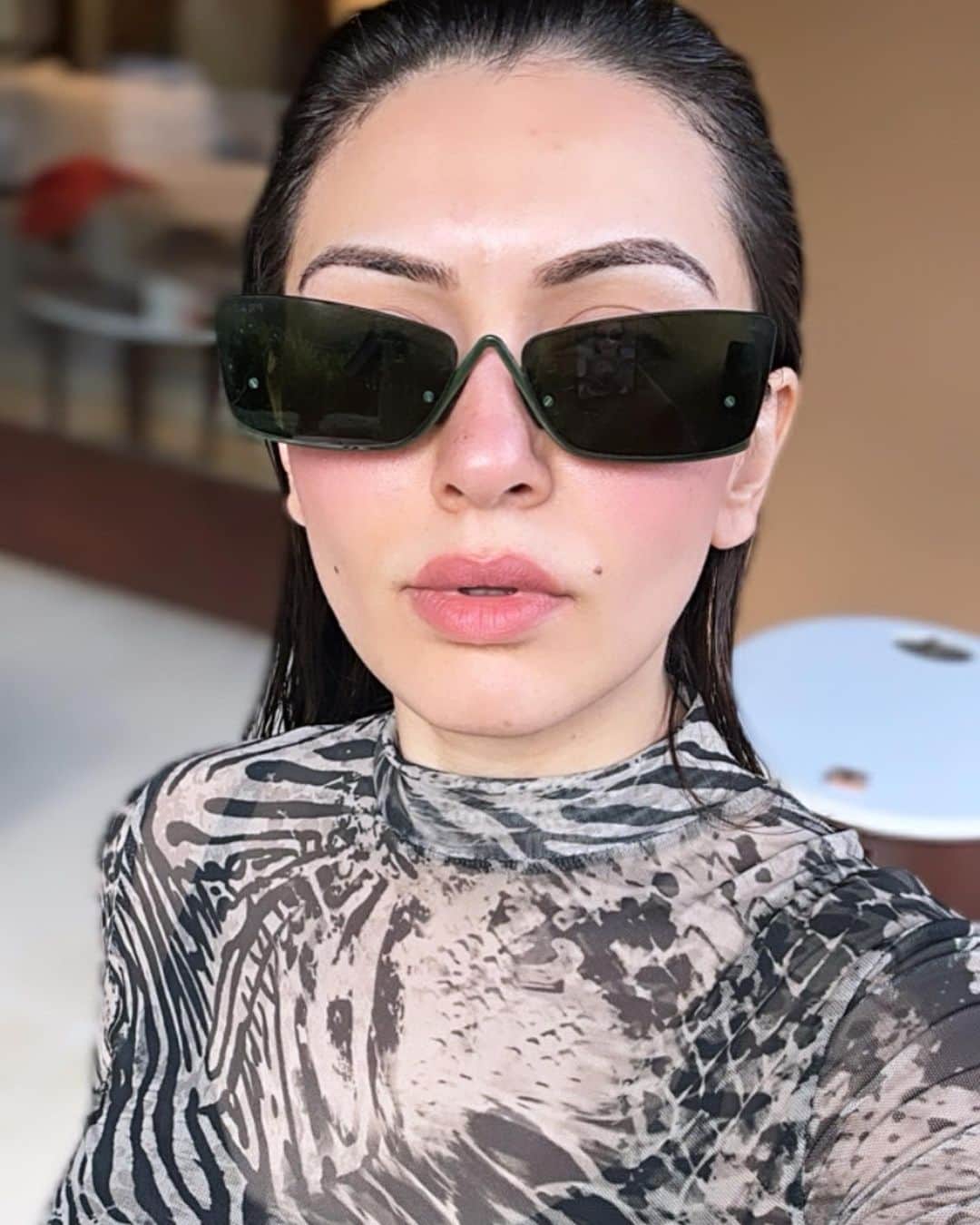ハンシカ・モトワニのインスタグラム：「Looking at you looking at me 😎」