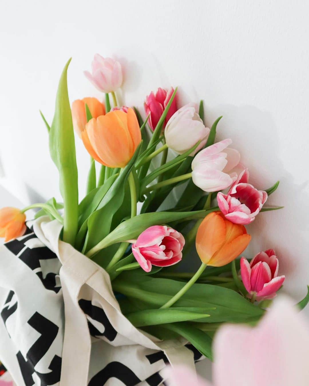 マリメッコのインスタグラム：「Nothing says spring like a Marimekko logo bag brimming with fresh tulips. Thank you to our lovely community member @kotolampi for sharing! 💚  Our classic logo bags are available as a gift with purchase during specific campaigns. Join our community and sign up for our newsletters to be notified as soon as the next tote campaign is launched in your market. Join now. Link in bio. #marimekko」