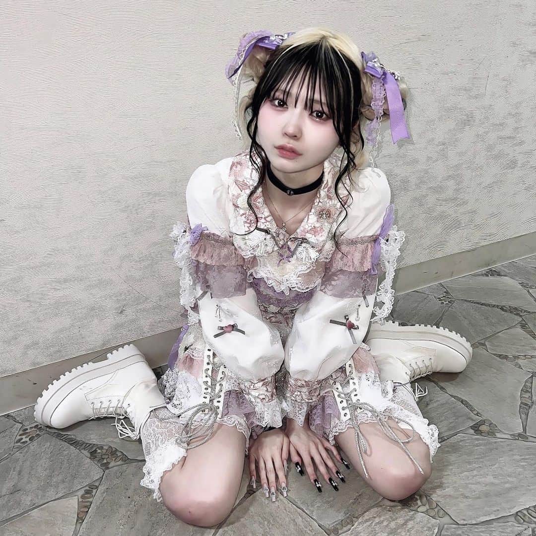謝花南のインスタグラム：「げーむおーばー . . . . . . . .  #ロング #エクステ #フェイスフレーミング #インナーカラー #ハイトーン #ブラック #ヘアアレンジ #おだんごヘア #裸眼メイク #純欲メイク #舌ピ #クロミちゃん #アイドル #アイドル衣装」