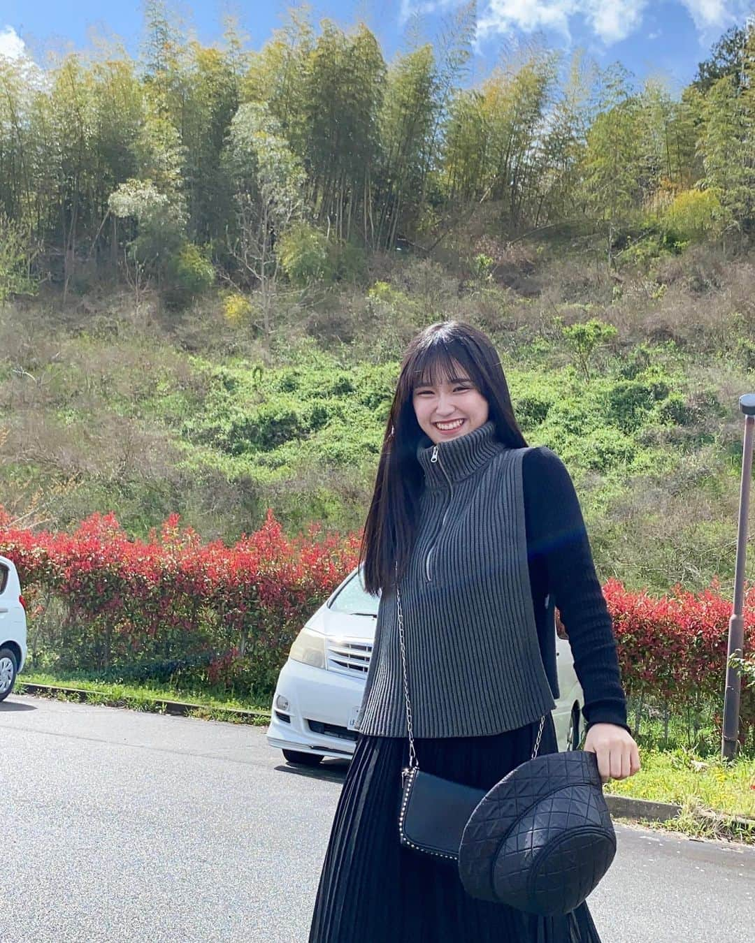 柳澤杏のインスタグラム：「🌤️🍀  bucket hat @hm  vest @sly_official  inner knit @american_holic  bag @sheinofficial @shein_japan  skirt @wego_official  sneaker @nike @niketokyo   #光合成」