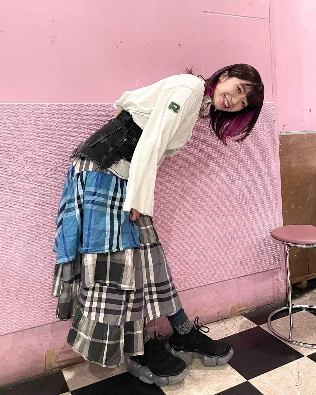 ぱいぱいでか美のインスタグラム：「古着リメイク🦈❕ . この前のたぬきで着てた私服！ イベント内でも話題にあがったトップス SATOYAMAでもちょっと触れてたSREUのです！ 古着のリメイクブランドで フリースタイルティーチャーの時も衣装でお世話になったり デザインもスタンスもとっても好きなんです〜☻ いろんな生地のつぎはぎ感がかわいい〜全部一点もので愛着わく🫶🏻 しかも首元にでっかく「Y」って入ってて 本名がユキちゃんなので即決でした。笑 チェックのスカートの上に履いてる バカデカベルト的な？コルセット的な？やつは WEGOの古着リメイク✌🏻 . #SREU #WEGO #candystripper #grounds #古着 #リメイク #たぬきのダンス #でか美衣装 #でか美私服 #でか美ちゃん」