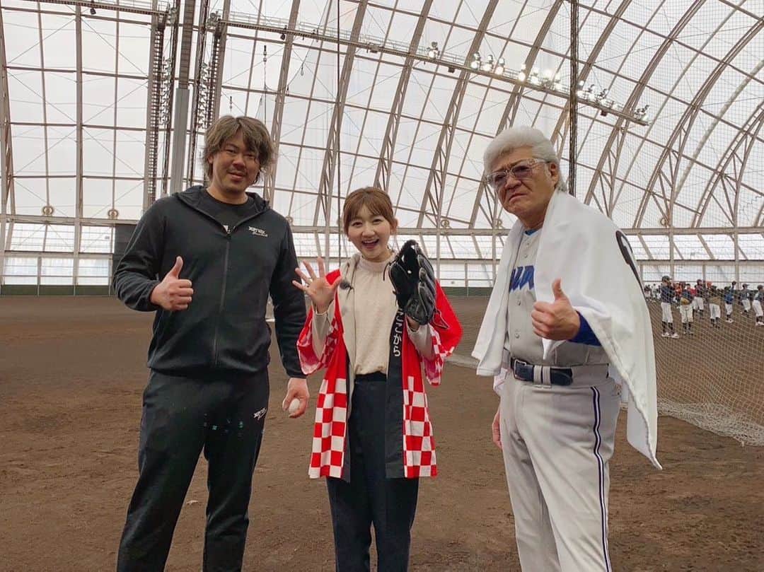 稲葉千秋のインスタグラム：「🐥❣️  ハッピィ生中継、 初回が無事に終わりました〜😆🙌  は〜 いろんな意味で震えた〜🥺笑  なんと、 元メジャーリーガーの山口俊さんと Vシネマの帝王、俳優の 小沢仁志さんにご出演頂きました！  お二人を入れてのリハーサルはなく、 1発本番だったので、 もう、ドキドキでした😬💦  でも、お二人とも優しくて、 山口さんは丁寧に投球指導してくださり、 小沢さんは愛のあるツッコミをしてくださり… 本当に感謝しかありません。  いろいろな失礼をどうかお許しください😅 これに懲りず、 またハッピィにご出演頂けたら嬉しいです🎵  視聴者の皆さんにも ハラハラさせてしまったと思いますが、 楽しい中継になるよう、 これからも頑張りますので どうか温かく見守っていただけたら嬉しいです✨  これからもよろしくお願いします🌸  ハッピィ ポイッ😆💗  #夢はここから生放送 #ハッピィ  #生中継 #楽しい #ドキドキ  #山口俊さん #小沢仁志さん  #豪華ゲスト #初回からハードル高め  #ナイスボール #同期の藤原アナの持ちネタ  #はっぴは赤 #稲葉千秋」