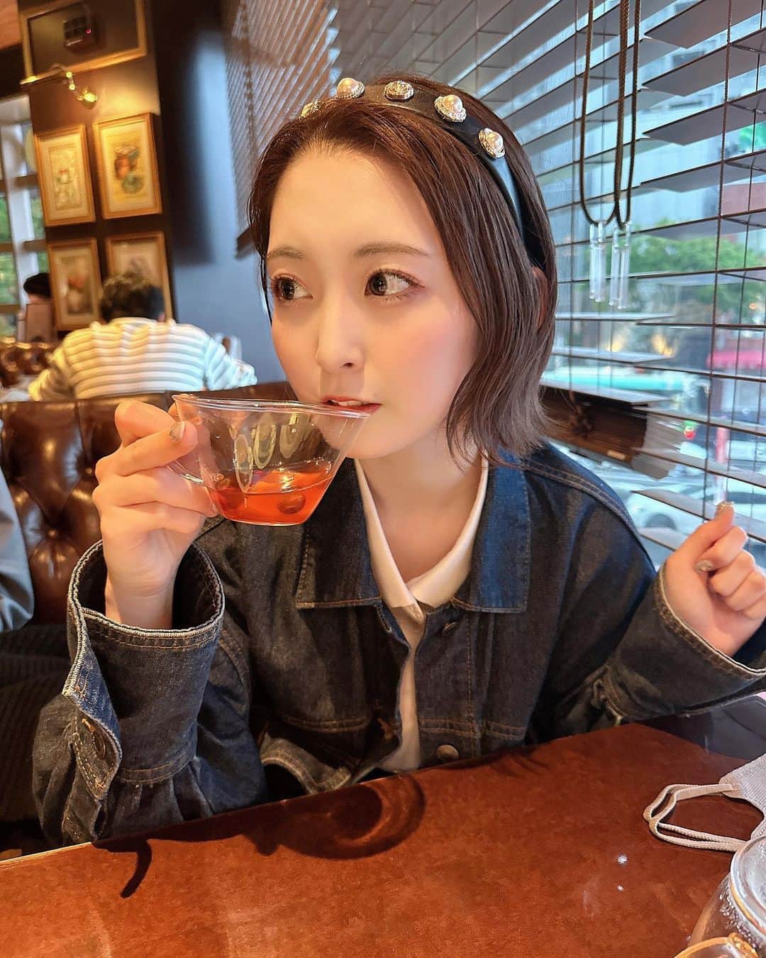 白井真緒のインスタグラム：「🫖💭 ⁡ ⁡ ⁡ #かきあげ前髪 ##カチューシャ #色白女子 #teatime #カフェ #cafe #カフェ巡り #ネイル #ジェルネイル #gelnails」