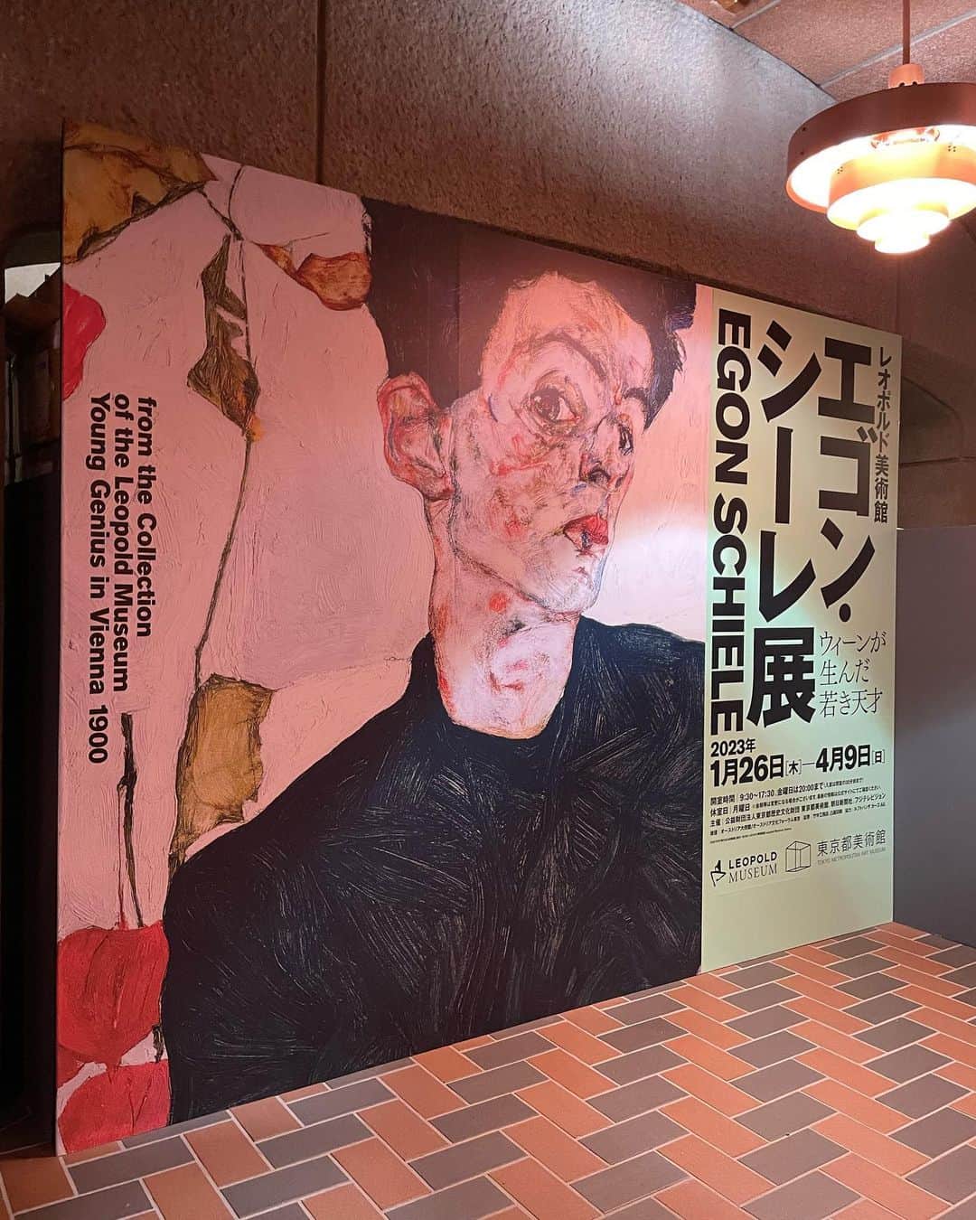 田中美里のインスタグラム：「書道のお稽古帰りに エゴン・シーレ展へ。 行きはどしゃ降りだったけど美術館を出る頃には雨が止んでてひんやりした空気が心地良い。 余韻に浸りながら家路につく。  #エゴンシーレ展  #東京都美術館」