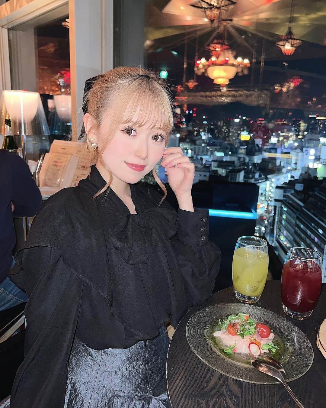 冨吉明日香さんのインスタグラム写真 - (冨吉明日香Instagram)「渋谷道玄坂にある @cafe_legato_tokyo 🌹 リーズナブルなのに雰囲気がよくて お料理もおいしかった☺︎  私はお友達といったけど カップルの方がおおくて 10組くらいのバースデーサプライズを 見届けた気がする😂😂素敵  予約なしではいれました☺️ 燃えるケーキが有名だから つぎこそ食べたい…！！  #legato #cafelegato #渋谷　 #渋谷ディナー #渋谷カフェ  #渋谷グルメ #渋谷デート #渋谷ランチ」4月8日 20時59分 - asuka__t920