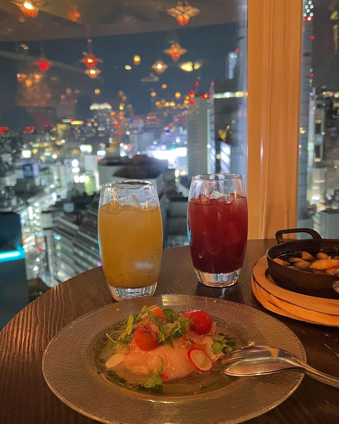 冨吉明日香さんのインスタグラム写真 - (冨吉明日香Instagram)「渋谷道玄坂にある @cafe_legato_tokyo 🌹 リーズナブルなのに雰囲気がよくて お料理もおいしかった☺︎  私はお友達といったけど カップルの方がおおくて 10組くらいのバースデーサプライズを 見届けた気がする😂😂素敵  予約なしではいれました☺️ 燃えるケーキが有名だから つぎこそ食べたい…！！  #legato #cafelegato #渋谷　 #渋谷ディナー #渋谷カフェ  #渋谷グルメ #渋谷デート #渋谷ランチ」4月8日 20時59分 - asuka__t920