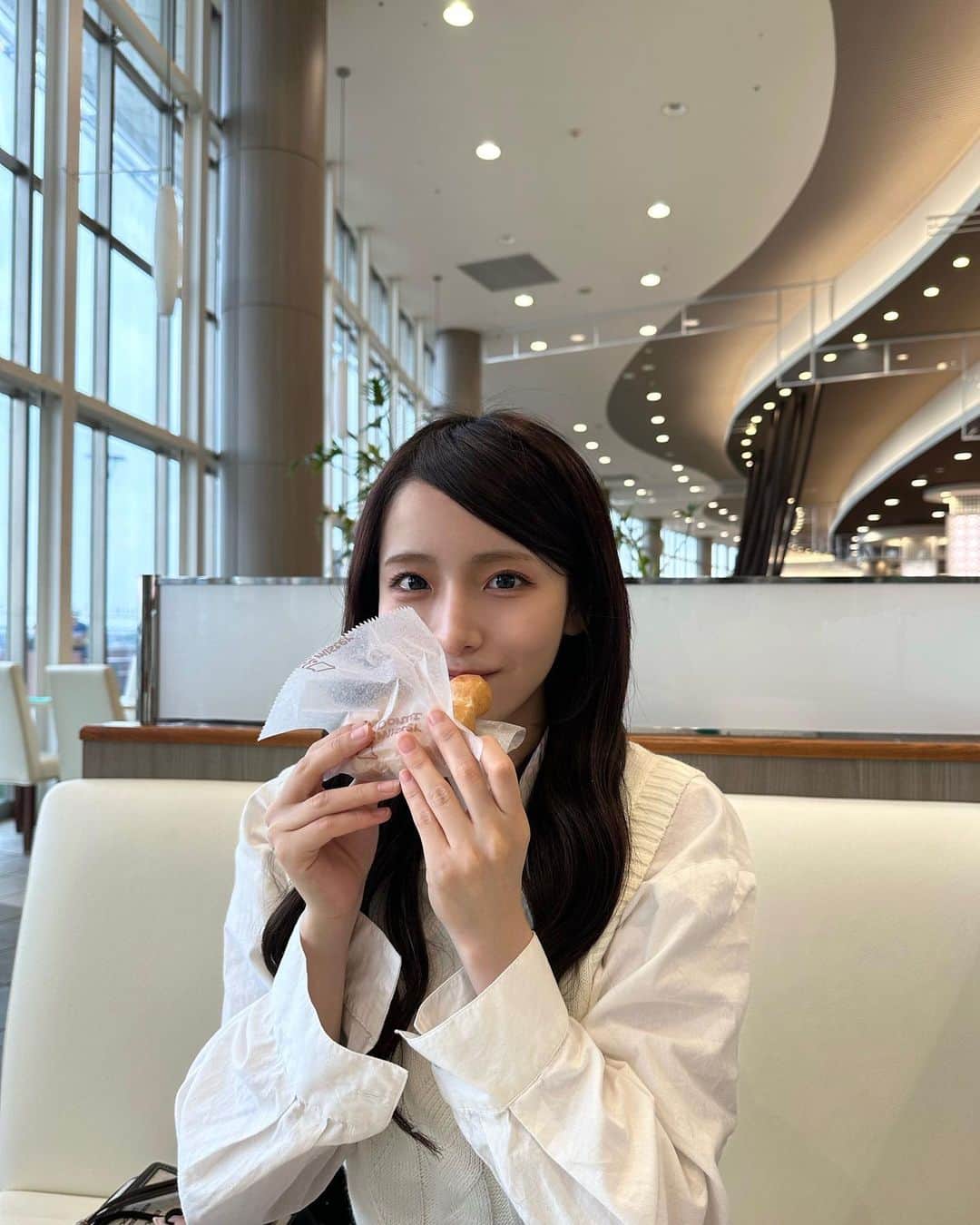 平田侑希のインスタグラム：「. 久々にミスド食べられて幸せそう。  昨日風強かったから前髪流したよ👩🏻」