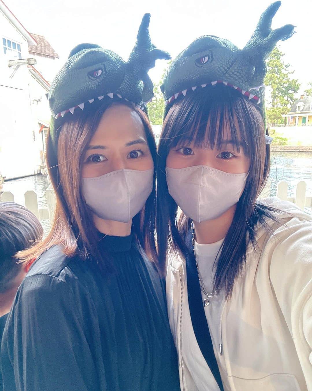 井川絵美のインスタグラム：「・ ・ 春休みの最後に 弾丸USJへ行ってきました🦖 ・ 5年ぶりなので、子供達も成長して 身長制限もクリア！ 朝一フライングダイナソーに家族4人で乗りましたー！ いやーすごかった🤣よく乗った！笑 念願のマリオエリアにも無事整理券で入れて、 息子大満足🍄 マリオエリアの景色が本当可愛過ぎて 感動した〜🥹 春休み最後にいい思い出ができました♡ ・ #USJ #ユニバーサルスタジオジャパン  #家族旅行 #大阪旅行」
