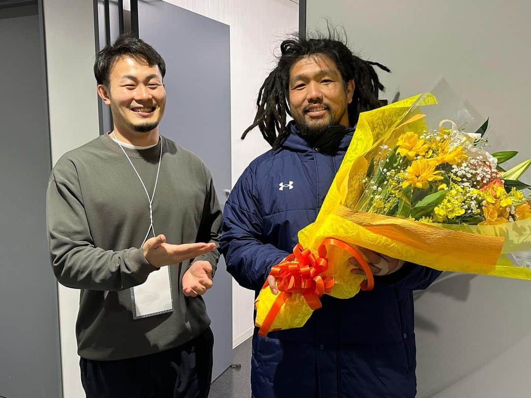 福岡堅樹のインスタグラム：「ワイルドナイツ勝利！ 今日の熊谷は凄まじい強風でした😂 そして堀江さん公式戦通算150試合おめでとうございます！ 開始早々にトライも取って魅せてくれました👏」