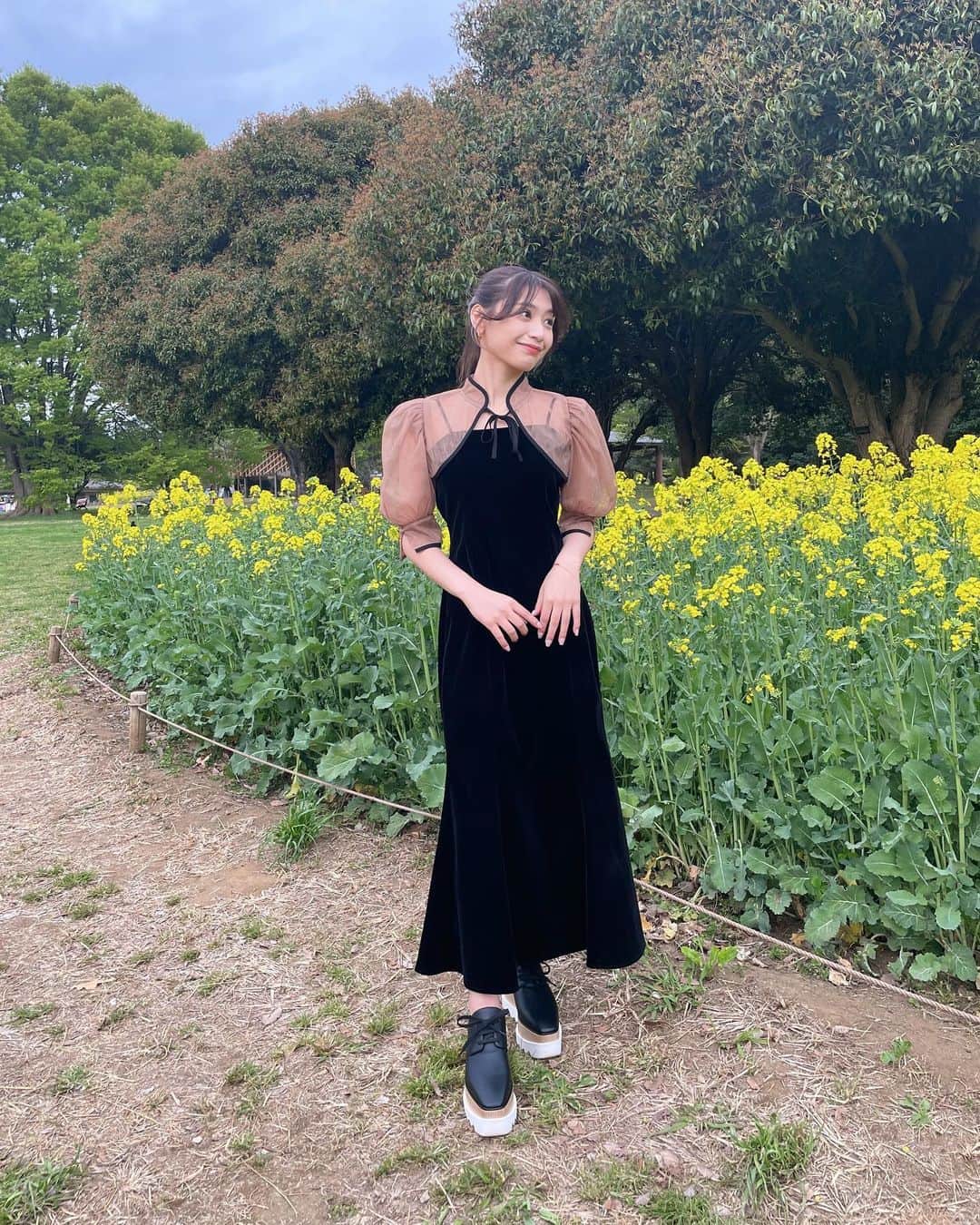 椚ありさのインスタグラム：「菜の花きれいに咲いてた🌼 ワンピースは @leja__official ☺︎」