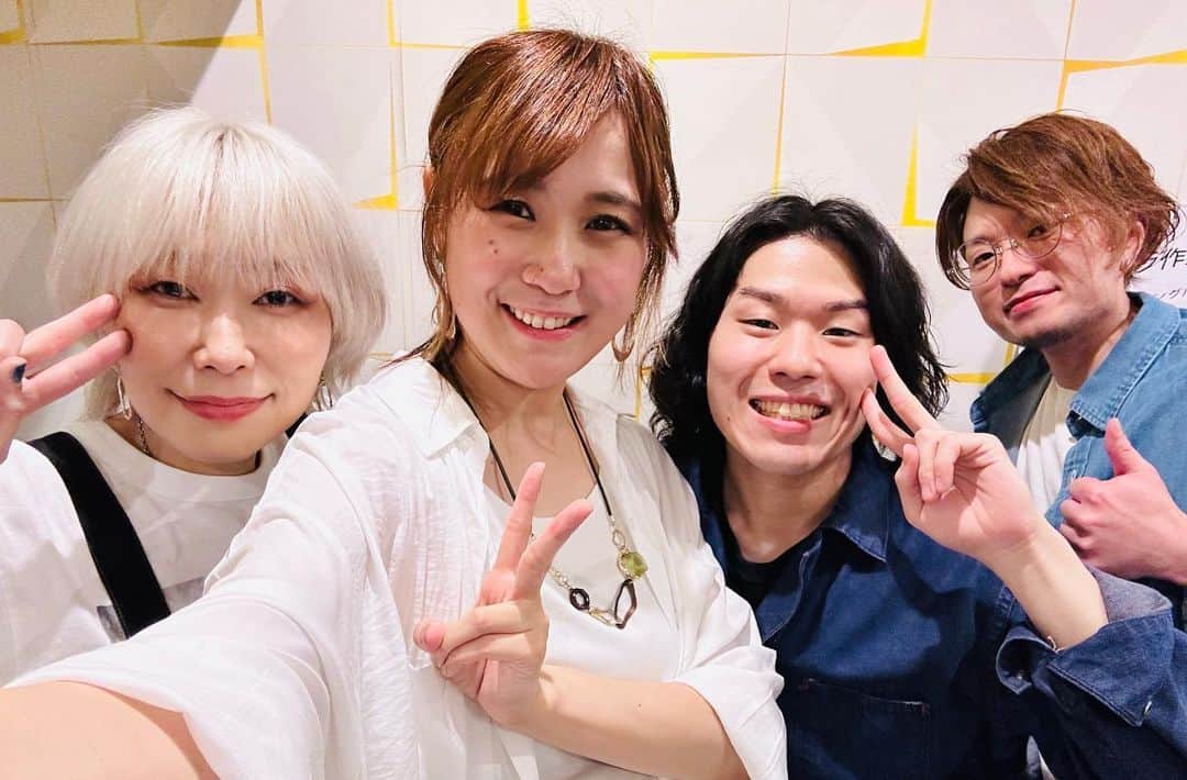 中嶋ユキノのインスタグラム：「・ ✨┈┈┈┈┈┈┈┈┈┈┈┈┈✨  🥁🎸🎹大阪公演終了🎹🎸🥁 ✨┈┈┈┈┈┈┈┈┈┈┈┈┈✨  中嶋ユキノ アコ旅2023 〜新しい空の下で〜  ご来場くださったみなさま、 ありがとうございました😆✨‼️  みなさんの熱い拍手と、 温かい雰囲気、 めちゃくちゃ嬉しかったです🥹‼️✨ 何より、みなさんの歌声とても素敵でした😆💕  また必ず関西に歌いに戻ってきますね😆✨‼️ ほな、またな😉（関西弁風）  中嶋ユキノ アコ旅2023 〜新しい空の下で〜  3月19日（日）仙台 darwin🌸 3月25日（土）福岡 ROOMS🌸 4月2日（日）札幌 cube garden🌸 4月8日（土）大阪 BANANA HALL🌸 4月9日（日）名古屋 BL cafe 4月15日（土）富山県民小劇場 ORBIS 4月22日（土）広島 Live space Reed 4月23日（日）岡山 MO:GLA 4月27日（木）東京 SHIBUYA PLEASURE PLEASURE  チケット🎫プレイガイドにて発売中！  ＼アコ旅2023メンバー／  ボーカル＆ピアノ #中嶋ユキノ  パーカッション #若森さちこ ギター #門馬由哉 ベース #小川悠斗  もんちゃん一部お休みの所は、 ギター  #小金坂栄造  #中嶋ユキノ #シンガーソングライター #nakajimayukino #singersongwriter #acoustic #新しい空の下で #アコ旅 #ツアー #アコースティックツアー」
