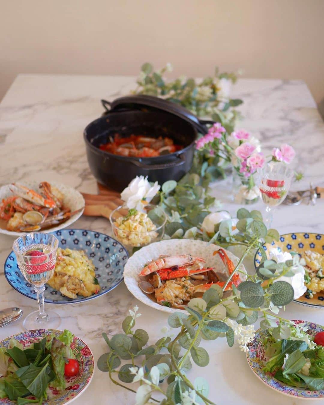 倉岡生夏のインスタグラム：「♡ 🍅と🦀🦐気分♪ ・ ・ ブイヤベース😊無農薬野菜もたっぷり ・ 新年度は本当にパワフルです笑 週末お出かけない日はつくおきしたり、スイーツつくったり♪ ・ 明日はお天気良さそうだから公園かな♡ みなさんも素敵な週末を♡ ・ ・ ・ ・ ・ #おうちごはん #おうちカフェ #おうち時間 #ブイヤベース #おうちごはんlover #おうちごはん通信 #おうちごはん部 #おうちごはん記録 #お料理好きな人と繋がりたい #料理教室 #料理教室東京 #おうちカフェ部 #今日の夕食 #今日の献立 #japanesefood #japanesegirl」