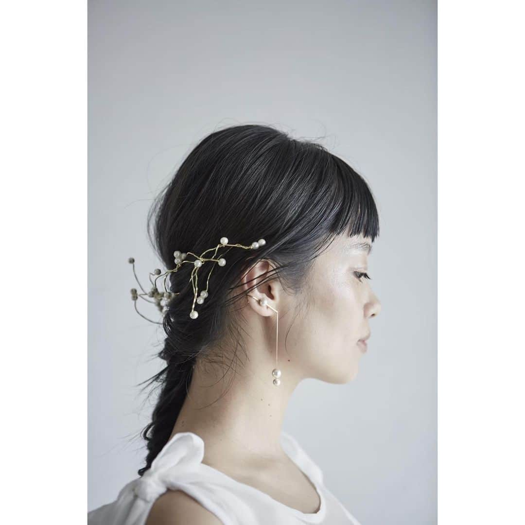 青木友里さんのインスタグラム写真 - (青木友里Instagram)「2012 - 2023 ○ aokiyuri earring collection ・ 2012年より"細胞分裂"をコンセプトに作り始めたイヤリングのデザイン達。 改めて今年は一つ一つちょこっと解説と共に載せていこうと思います○ ・ もはやわたしの顔になりつつあるデザイン○ 接客の際、何度びっくり顔に出会えたかわかりません、、、、嬉！ 軟骨部分と耳たぶ、両耳使えるというのも◎ スタイリング写真を見るとまたわかりやすいのでぜひご覧くださいませ○ ・ 樹脂パールとコットンパールを使用してるデザインは見た目はもちろんですが揺れ方を考えています。 樹脂の重さが加わることで揺れ方が明らかにかわります○ ・ 【¥6000 + tax】 : イヤリングのみ(両耳使用可) : 真鍮金具 / コットンパール / 樹脂パール」4月8日 21時06分 - aokiyuri