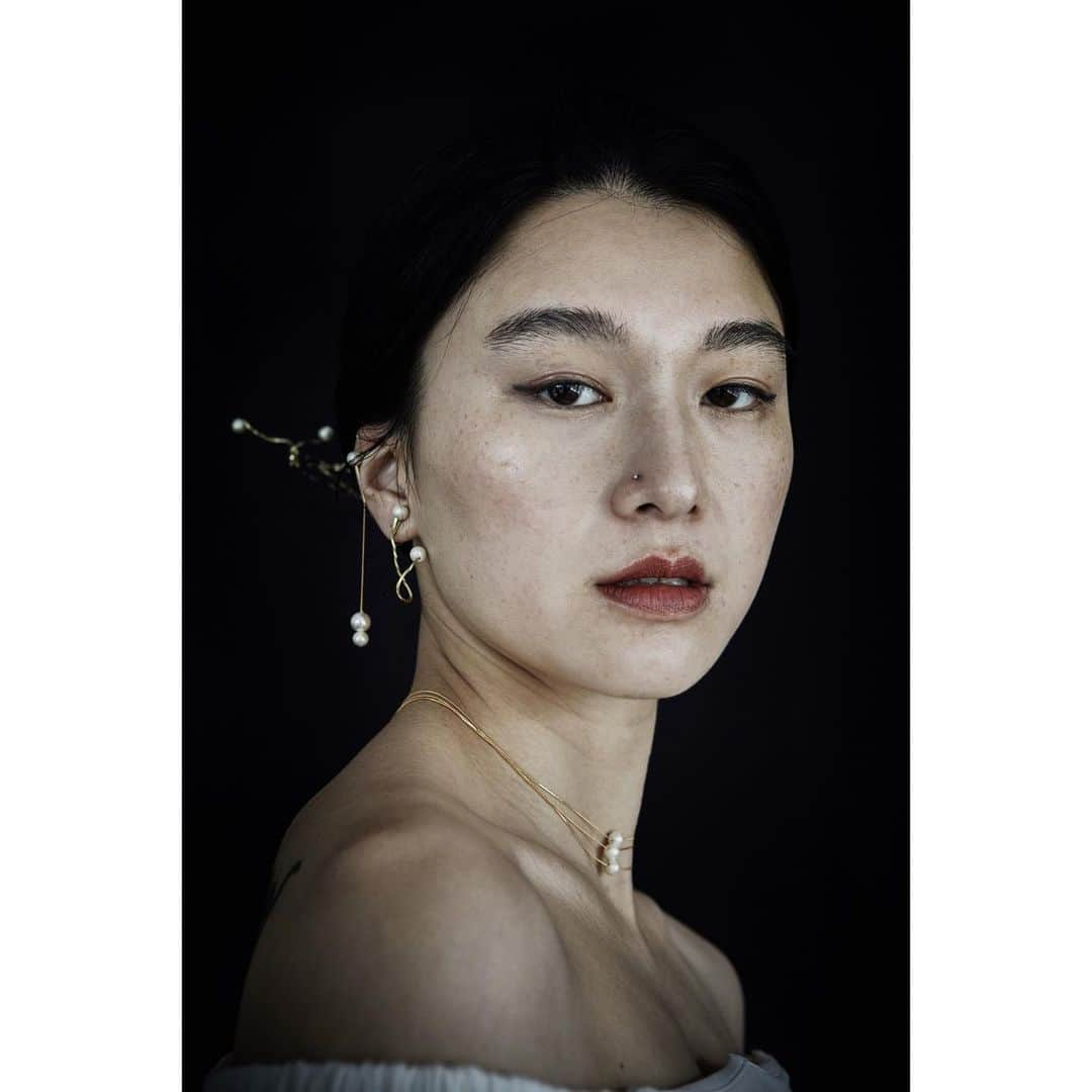 青木友里さんのインスタグラム写真 - (青木友里Instagram)「2012 - 2023 ○ aokiyuri earring collection ・ 2012年より"細胞分裂"をコンセプトに作り始めたイヤリングのデザイン達。 改めて今年は一つ一つちょこっと解説と共に載せていこうと思います○ ・ もはやわたしの顔になりつつあるデザイン○ 接客の際、何度びっくり顔に出会えたかわかりません、、、、嬉！ 軟骨部分と耳たぶ、両耳使えるというのも◎ スタイリング写真を見るとまたわかりやすいのでぜひご覧くださいませ○ ・ 樹脂パールとコットンパールを使用してるデザインは見た目はもちろんですが揺れ方を考えています。 樹脂の重さが加わることで揺れ方が明らかにかわります○ ・ 【¥6000 + tax】 : イヤリングのみ(両耳使用可) : 真鍮金具 / コットンパール / 樹脂パール」4月8日 21時06分 - aokiyuri