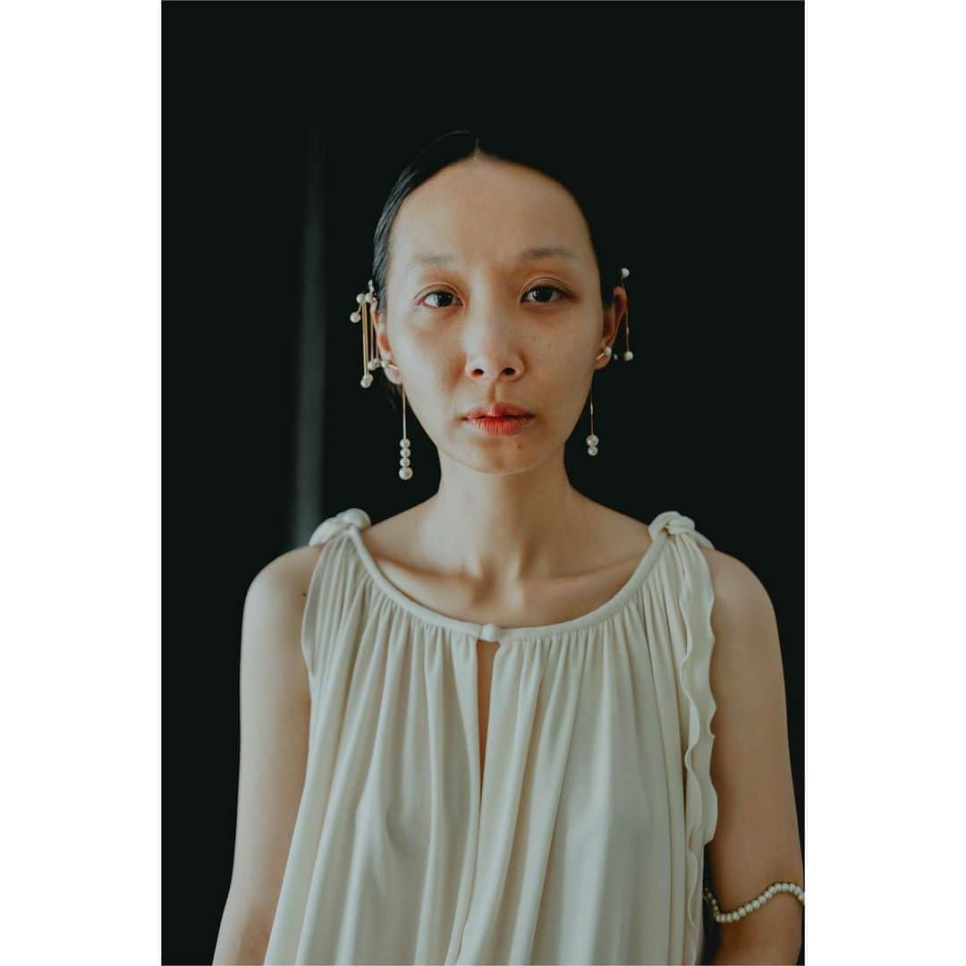 青木友里さんのインスタグラム写真 - (青木友里Instagram)「2012 - 2023 ○ aokiyuri earring collection ・ 2012年より"細胞分裂"をコンセプトに作り始めたイヤリングのデザイン達。 改めて今年は一つ一つちょこっと解説と共に載せていこうと思います○ ・ もはやわたしの顔になりつつあるデザイン○ 接客の際、何度びっくり顔に出会えたかわかりません、、、、嬉！ 軟骨部分と耳たぶ、両耳使えるというのも◎ スタイリング写真を見るとまたわかりやすいのでぜひご覧くださいませ○ ・ 樹脂パールとコットンパールを使用してるデザインは見た目はもちろんですが揺れ方を考えています。 樹脂の重さが加わることで揺れ方が明らかにかわります○ ・ 【¥6000 + tax】 : イヤリングのみ(両耳使用可) : 真鍮金具 / コットンパール / 樹脂パール」4月8日 21時06分 - aokiyuri