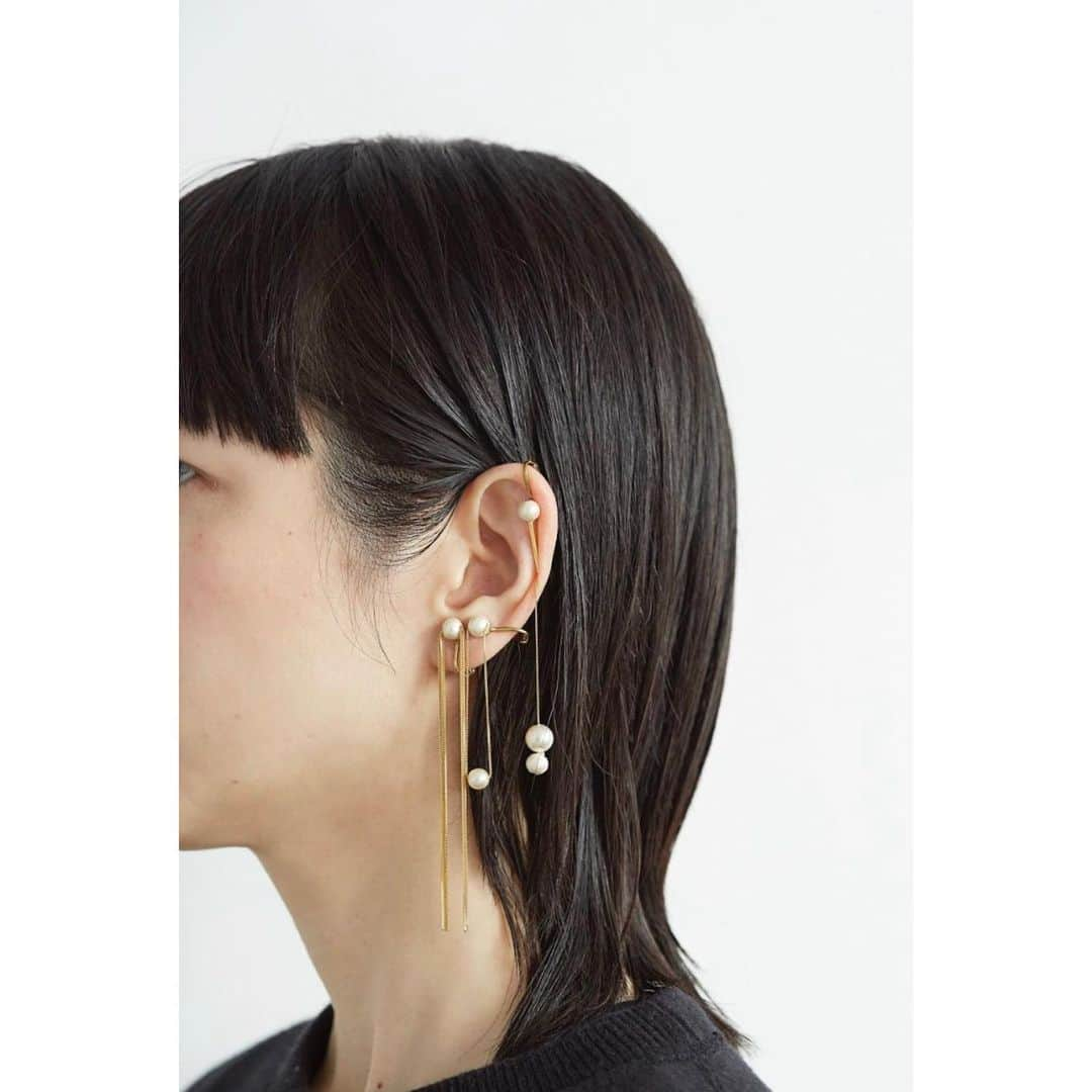 青木友里さんのインスタグラム写真 - (青木友里Instagram)「2012 - 2023 ○ aokiyuri earring collection ・ 2012年より"細胞分裂"をコンセプトに作り始めたイヤリングのデザイン達。 改めて今年は一つ一つちょこっと解説と共に載せていこうと思います○ ・ もはやわたしの顔になりつつあるデザイン○ 接客の際、何度びっくり顔に出会えたかわかりません、、、、嬉！ 軟骨部分と耳たぶ、両耳使えるというのも◎ スタイリング写真を見るとまたわかりやすいのでぜひご覧くださいませ○ ・ 樹脂パールとコットンパールを使用してるデザインは見た目はもちろんですが揺れ方を考えています。 樹脂の重さが加わることで揺れ方が明らかにかわります○ ・ 【¥6000 + tax】 : イヤリングのみ(両耳使用可) : 真鍮金具 / コットンパール / 樹脂パール」4月8日 21時06分 - aokiyuri