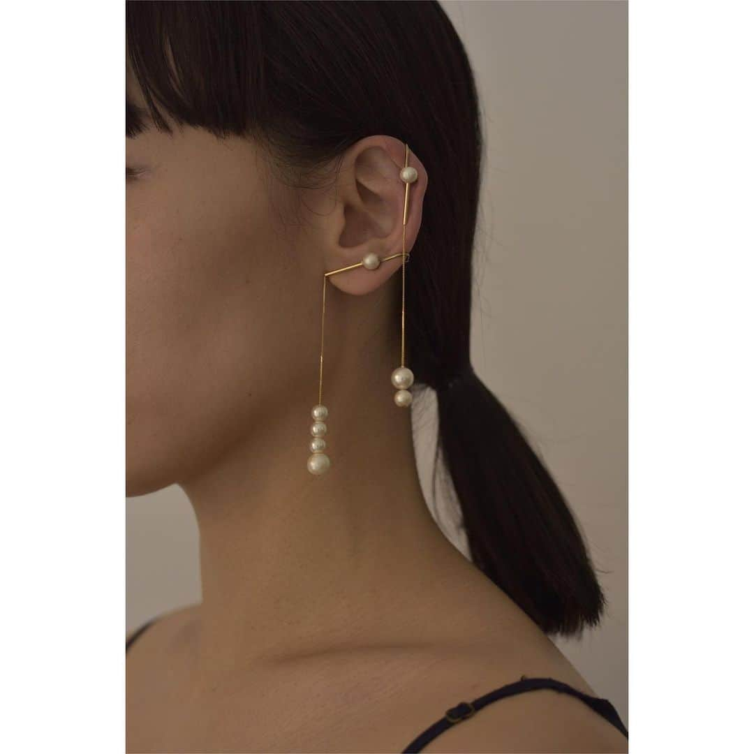 青木友里さんのインスタグラム写真 - (青木友里Instagram)「2012 - 2023 ○ aokiyuri earring collection ・ 2012年より"細胞分裂"をコンセプトに作り始めたイヤリングのデザイン達。 改めて今年は一つ一つちょこっと解説と共に載せていこうと思います○ ・ もはやわたしの顔になりつつあるデザイン○ 接客の際、何度びっくり顔に出会えたかわかりません、、、、嬉！ 軟骨部分と耳たぶ、両耳使えるというのも◎ スタイリング写真を見るとまたわかりやすいのでぜひご覧くださいませ○ ・ 樹脂パールとコットンパールを使用してるデザインは見た目はもちろんですが揺れ方を考えています。 樹脂の重さが加わることで揺れ方が明らかにかわります○ ・ 【¥6000 + tax】 : イヤリングのみ(両耳使用可) : 真鍮金具 / コットンパール / 樹脂パール」4月8日 21時06分 - aokiyuri