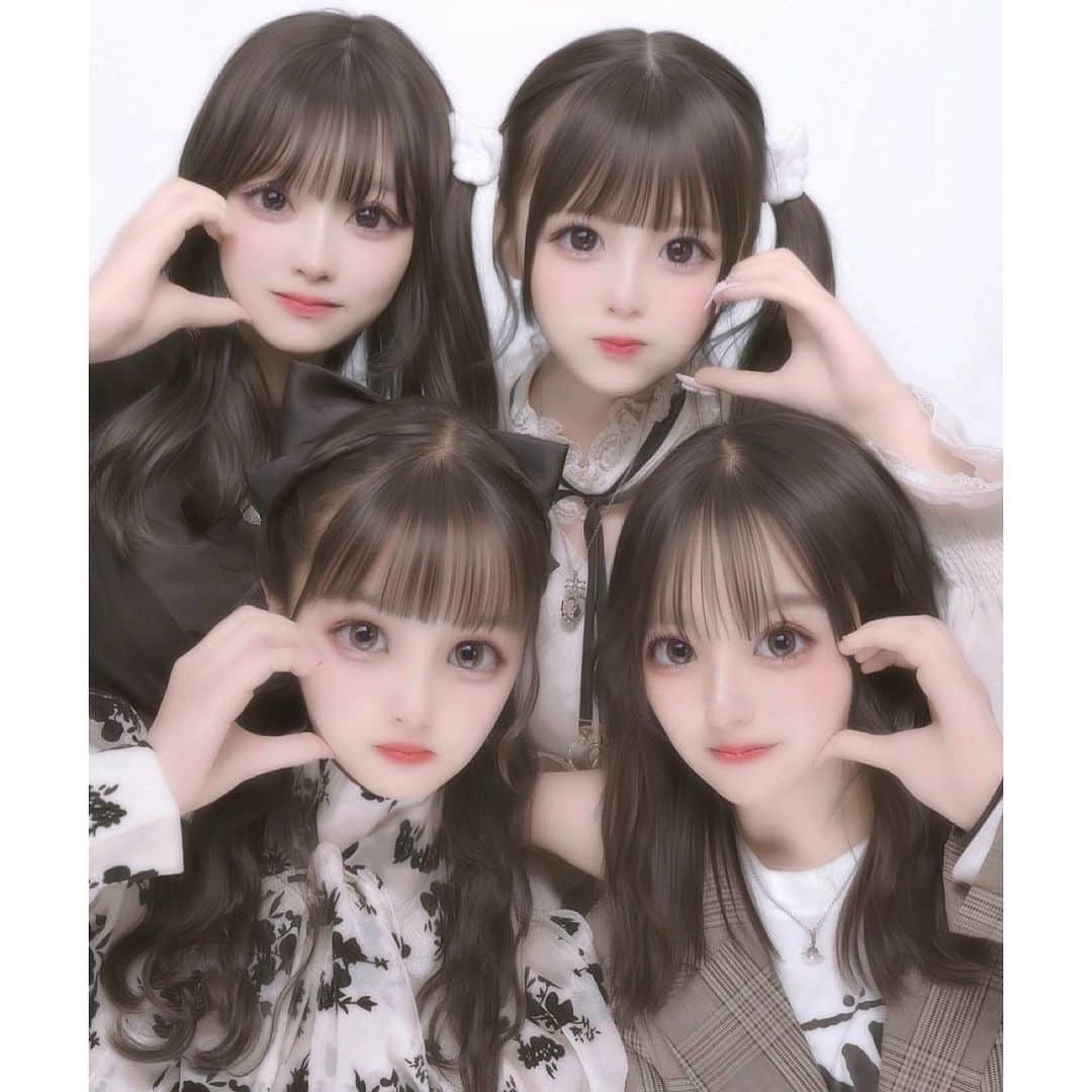 のインスタグラム：「4人のプリ！！プリもいつぶり〜 ; ;   ふわふわ加工はBeauty CamのMilk使ってます‼️  イベントの際の手紙、プレゼント受け取りました🫶 来てくれるだけで嬉しいのにありがとうございます😭 #ありほのこここの #ハルイロセカイ #プリクラ #プリント倶楽部 #プリクラポーズ #ぷりんと倶楽部 #プリポーズ  #プリクラ加工 #プリ」