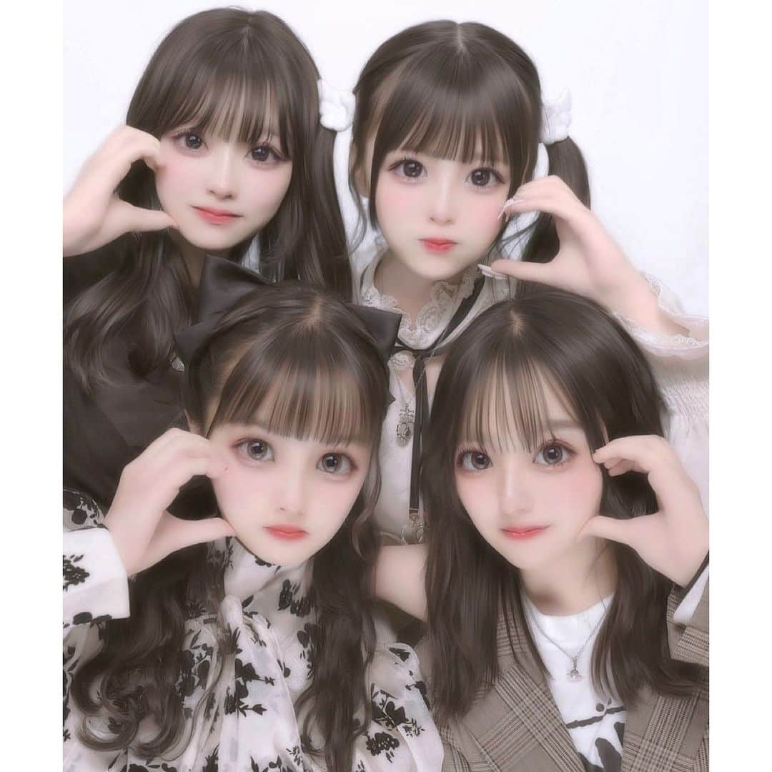 歩花のインスタグラム：「4人のプリ！！プリもいつぶり〜 ; ;   ふわふわ加工はBeauty CamのMilk使ってます‼️  イベントの際の手紙、プレゼント受け取りました🫶 来てくれるだけで嬉しいのにありがとうございます😭 #ありほのこここの #ハルイロセカイ #プリクラ #プリント倶楽部 #プリクラポーズ #ぷりんと倶楽部 #プリポーズ  #プリクラ加工 #プリ」