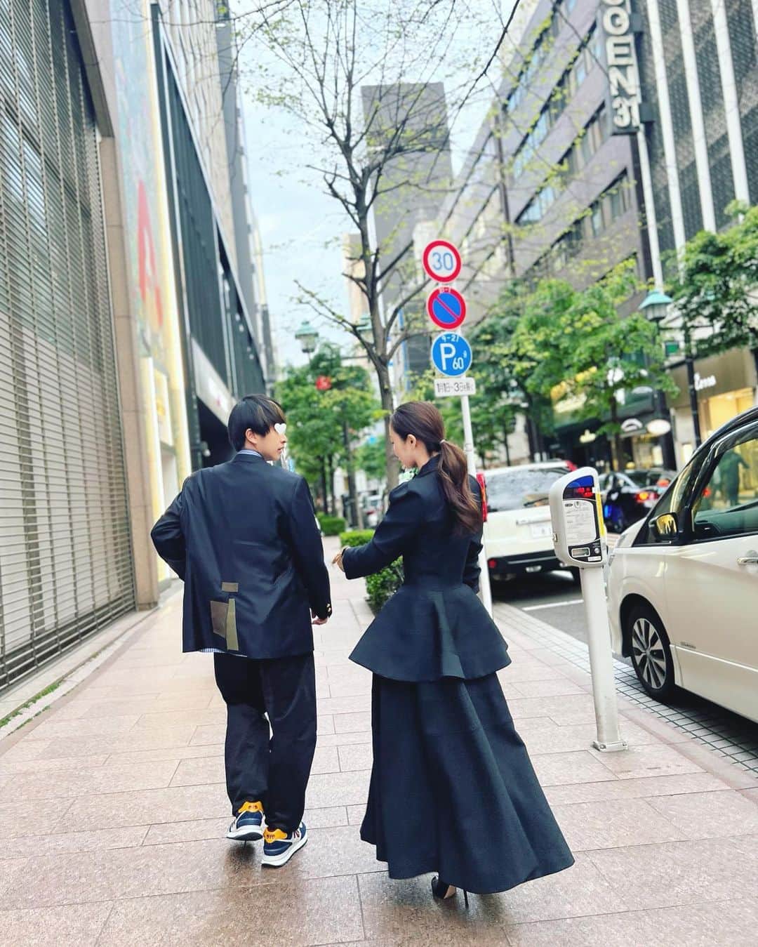 神崎恵のインスタグラム：「・ 今週は、次男の大学の入学式がありました🌸 夜は三兄弟と、決起会。 それぞれ始まる新しい環境での挑戦、 頑張るぞい！と、お肉にかぶりつきました🍖 がんばるぞい。」