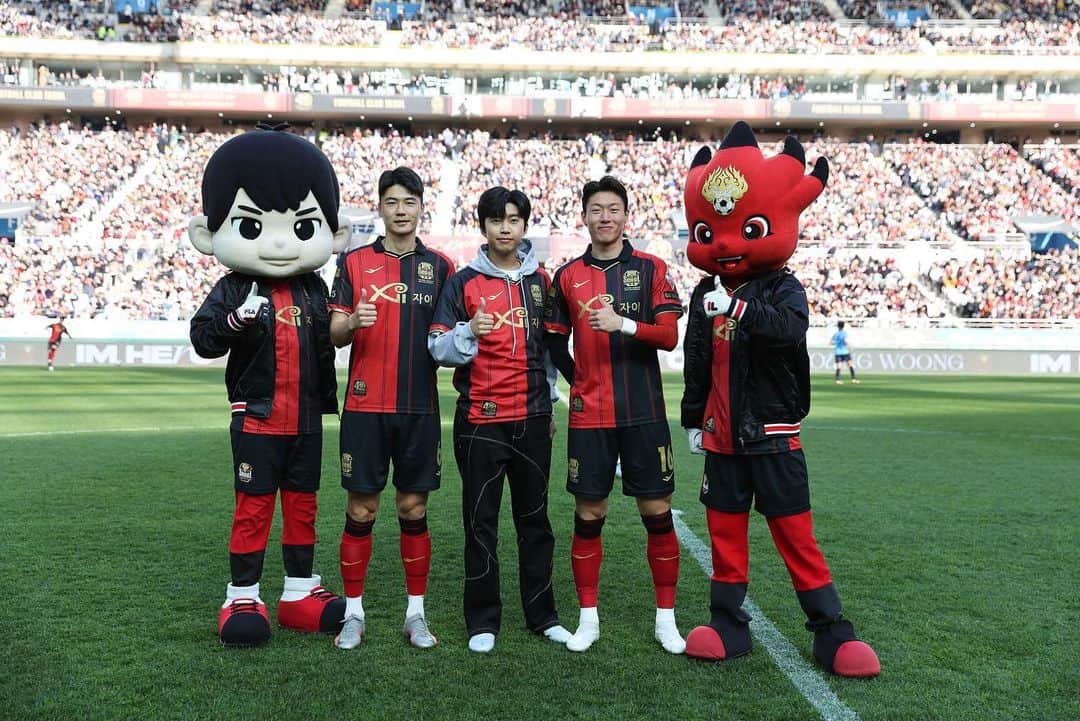 ファン・ウィジョのインスタグラム：「추운날씨에도 많이 찾아와주셔서 감사드립니다 :)   좋은추억 만들어주신 @im_hero____  덕분에 좋은 분위기 속에서 승리할수 있었습니다 :) 건행~  #수호신짱」