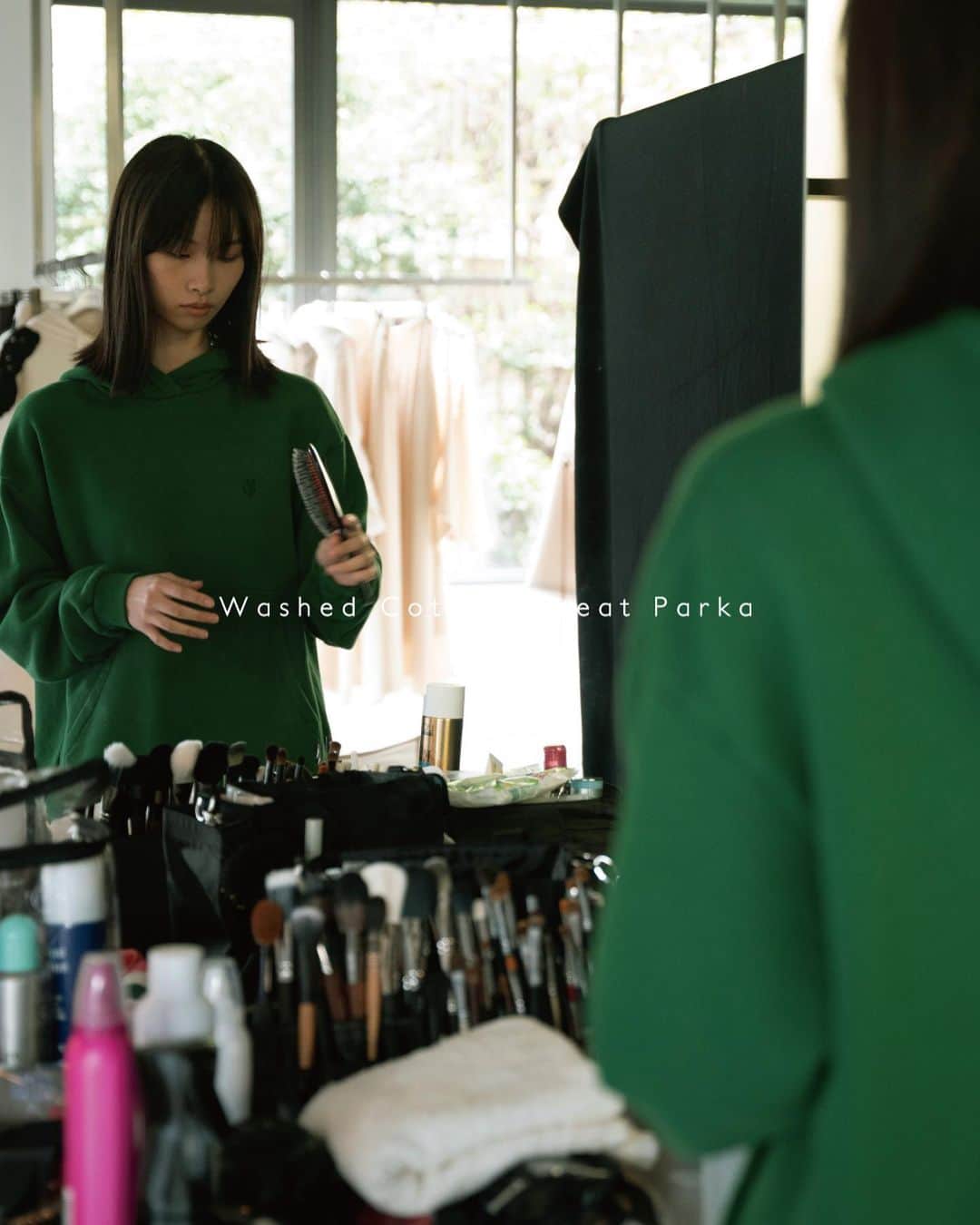 UNDECORATED MANのインスタグラム：「. 【オンライン限定アイテム】 Washed Cotton Sweat Parka  オールシーズン着用できるコットン裏毛パーカーです。 肌側の糸に7番糸の太糸を使用してボリューム感を出しました。 製品で洗いと柔軟加工を施し、弾力感のあるもっちりとした風合いに仕上げています。 胸元の刺繍がアクセントになったスタンダードなアイテムです。  素材名：30/7 コットン テリー  原料産地：インド  生地生産地：和歌山県  素性：コットン100%   #undecorated #アンデコレイテッド」