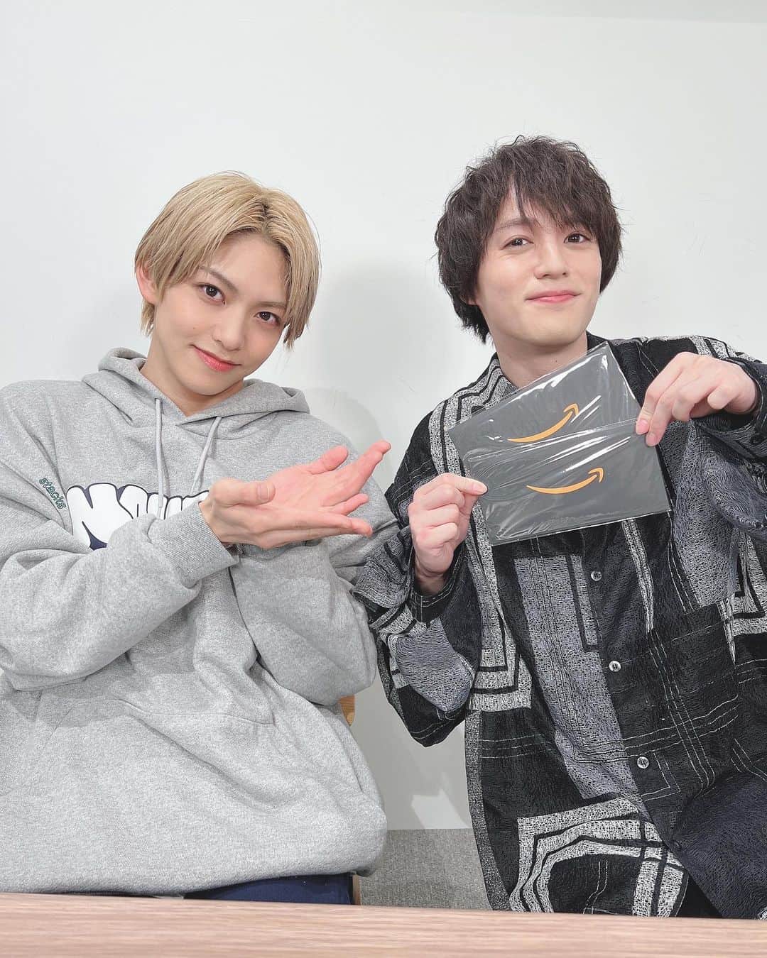 のインスタグラム：「今週の自撮り。  りょーがくんのFC配信に出た時の写真。 アマギフもらいましたが いまだに何に使うか決まってません。 シンプルにワンピースカード買うべきか… 駄菓子買うべきか…  #今週の自撮り」