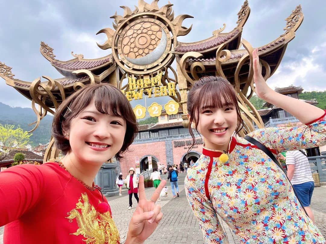 日高優希さんのインスタグラム写真 - (日高優希Instagram)「#ベトナムの思い出🇻🇳 ③  「SUNWORLD Banahills」 バーナー高原という山をまるごと敷地にした信じられないくらい広大なテーマパークです🏰  大人気のインスタ映えスポットであるゴールデンブリッジや、フランス村、屋内型遊園地など様々なスポットが高原に点在していて一日と言わず数日楽しめそうな充実ぶり🌟  標高が高いところにあるため日中でも涼しく、熱中症などの心配なくたくさん遊べます🏃  各エリア間の移動はロープウェイだったのですが、高いところが苦手な大塚さんは乗っている間終始ソワソワされていました🚠 （それなのに目隠しなんかして本当にすみません🙇笑）  そんなふうに移動すら楽しく、超特大スケールのテーマパークにふたりとも童心に帰って遊び倒しておりました👭🏻  家族やお友だちグループで行ったらもっっっと楽しいんじゃないかなぁと思います👀  ぜひGWの新潟⇄ダナン直行便を使って体験していただきたいです✈️  さてあすの新潟一番サンデープラスはベトナム女子旅後編です❣️ 大塚さんも先週に引き続きスタジオ出演いただきますのでぜひご覧ください🐶  #新潟一番 #新潟一番サンデープラス #10周年 #海外ロケ #ベトナム #Vietnam #ダナン #Danang #アオザイ #女子旅  #新潟ベトナム直行便 #Niigata #DANANG #NGT48 #ngt48らーめん部  #部長 #大塚七海 さん #TeNY #テレビ新潟 #アナウンサー #日高優希」4月8日 21時12分 - yuki_hidaka_teny