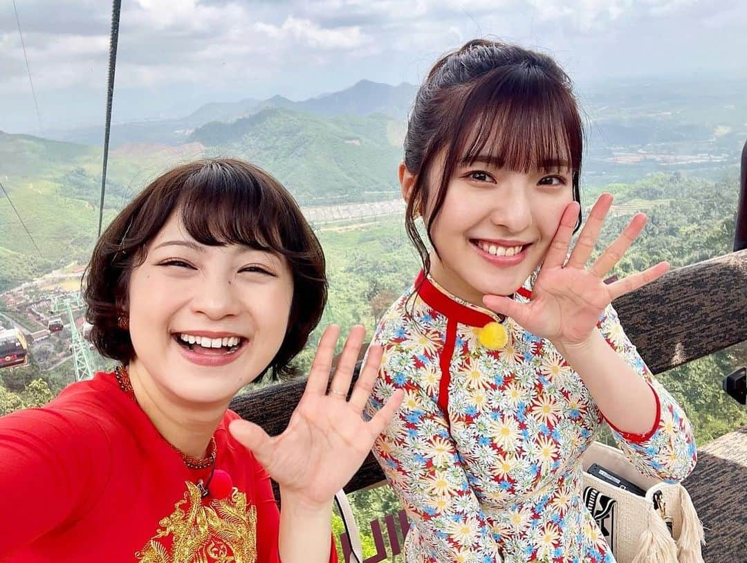 日高優希さんのインスタグラム写真 - (日高優希Instagram)「#ベトナムの思い出🇻🇳 ③  「SUNWORLD Banahills」 バーナー高原という山をまるごと敷地にした信じられないくらい広大なテーマパークです🏰  大人気のインスタ映えスポットであるゴールデンブリッジや、フランス村、屋内型遊園地など様々なスポットが高原に点在していて一日と言わず数日楽しめそうな充実ぶり🌟  標高が高いところにあるため日中でも涼しく、熱中症などの心配なくたくさん遊べます🏃  各エリア間の移動はロープウェイだったのですが、高いところが苦手な大塚さんは乗っている間終始ソワソワされていました🚠 （それなのに目隠しなんかして本当にすみません🙇笑）  そんなふうに移動すら楽しく、超特大スケールのテーマパークにふたりとも童心に帰って遊び倒しておりました👭🏻  家族やお友だちグループで行ったらもっっっと楽しいんじゃないかなぁと思います👀  ぜひGWの新潟⇄ダナン直行便を使って体験していただきたいです✈️  さてあすの新潟一番サンデープラスはベトナム女子旅後編です❣️ 大塚さんも先週に引き続きスタジオ出演いただきますのでぜひご覧ください🐶  #新潟一番 #新潟一番サンデープラス #10周年 #海外ロケ #ベトナム #Vietnam #ダナン #Danang #アオザイ #女子旅  #新潟ベトナム直行便 #Niigata #DANANG #NGT48 #ngt48らーめん部  #部長 #大塚七海 さん #TeNY #テレビ新潟 #アナウンサー #日高優希」4月8日 21時12分 - yuki_hidaka_teny