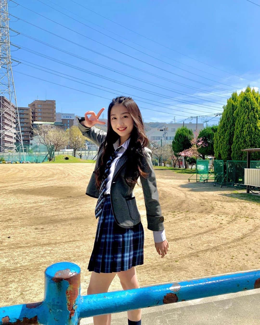 塩月希依音のインスタグラム：「🏫📚📝  #制服#jk#ljk#05#05년생 #05line」