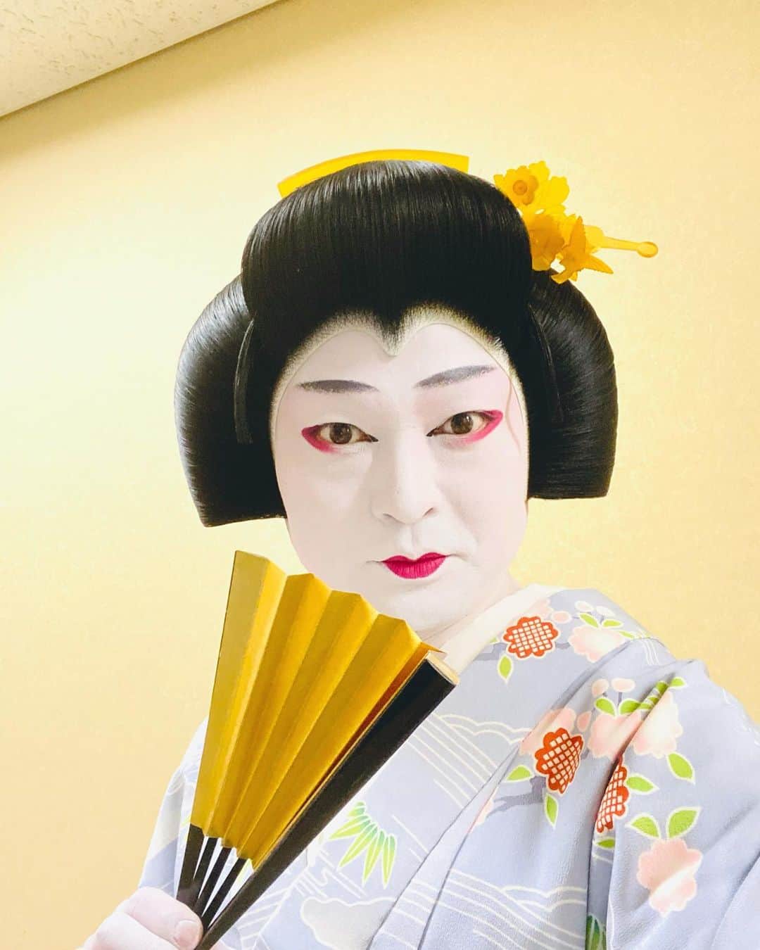 片岡千壽さんのインスタグラム写真 - (片岡千壽Instagram)「本日明治座「四月大歌舞伎」初日を迎えさせて頂きました。私の出演は夜の部「絵本合邦衢」妾お弓、後家おりよの二役です。  先月の歌舞伎座【花の御所始末】では周りの人がバタバタ殺されていく中私は最後まで生き残っておりましたが、今月は二役共に殺されてしまいます。先月しぶとく生き延びた分のツケが今月に回って来たのでしょうか😅 何はともあれ全く違う役どころを同じ芝居の中で二役も勤めさせて頂けます事楽しくもあり大変難しくもありますが日々進化できますよう懸命に勤めさせて頂きたいと思っております🙇🏻‍♂️  明治座150周年記念『壽祝桜四月大歌舞伎』何卒ご来場賜ります様よろしくお願い申し上げます。  #人形町 #明治座 #創業150周年記念 #壽祝桜四月大歌舞伎  #歌舞伎 #絵本合邦衢  #鶴屋南北　 #妾お弓 #後家おりよ #伝統芸能 #伝統文化 #着物 #踊り #日本舞踊 #化粧 #上方歌舞伎 #片岡千壽 #photography  #photo  #makeup  #make #kabuki」4月8日 21時16分 - senju.kataoka
