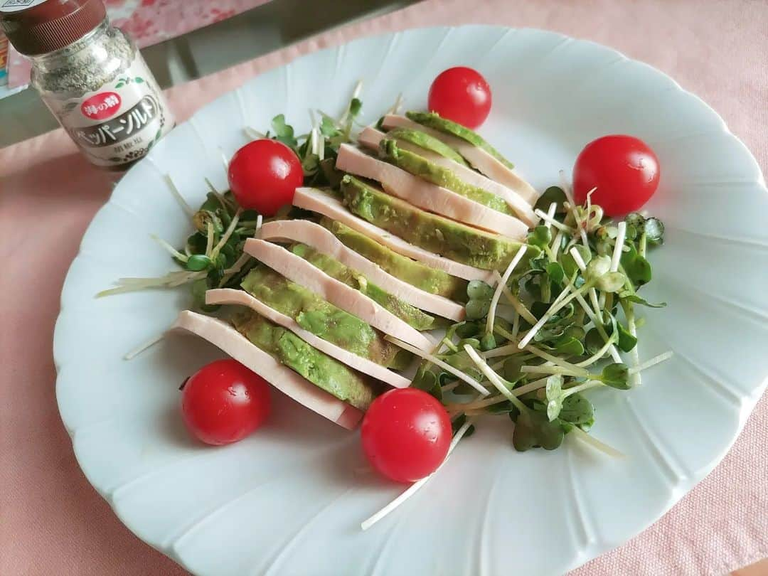 瀬戸マドカのインスタグラム：「調味料·食材記録🍅(⁠◍⁠•⁠ᴗ⁠•⁠◍⁠)⁠✧初塩豆腐 · 海の精 ペッパーソルト🍳お肉とかサラダとかにかけるだけでも美味しい♡ · この調味料だけでもおつまみになるのでは!？みたいな味🍻なのに、優しい有機調味料 · じゃがいもスライスやフライドポテトにかけたらフォーエバーな味🥔🥔無添加なのにいい意味でジャンクフード連想させる味♡不思議過ぎて何度も成分見ました😯 このコクは塩からかコショウからなのか興味津々‥🌊 · · 塩豆腐この日初めて使った食材(๑´ڡ`๑)思っていたより塩っぱみや癖なく、水切りもそんなにしなくてもokで🙆使いやすい🥗 ·この日のサラダ🥗は塩豆腐とアボガドのカプレーゼ ドレッシングはオリーブオイルとペッパーソルトかけるだけ👍 · 刺し身醤油にワサビで食べるのも美味しかったです(⁠ ⁠˘⁠ ⁠³⁠˘⁠)⁠ · · · · · #塩豆腐 #調味料集め #趣味の世界 #調味料集めが趣味 #塩豆腐とアボカドのカプレーゼ #ペッパーソルト #有機黒コショウ #日本の食材 #japanesefoodphoto #japanesefood」