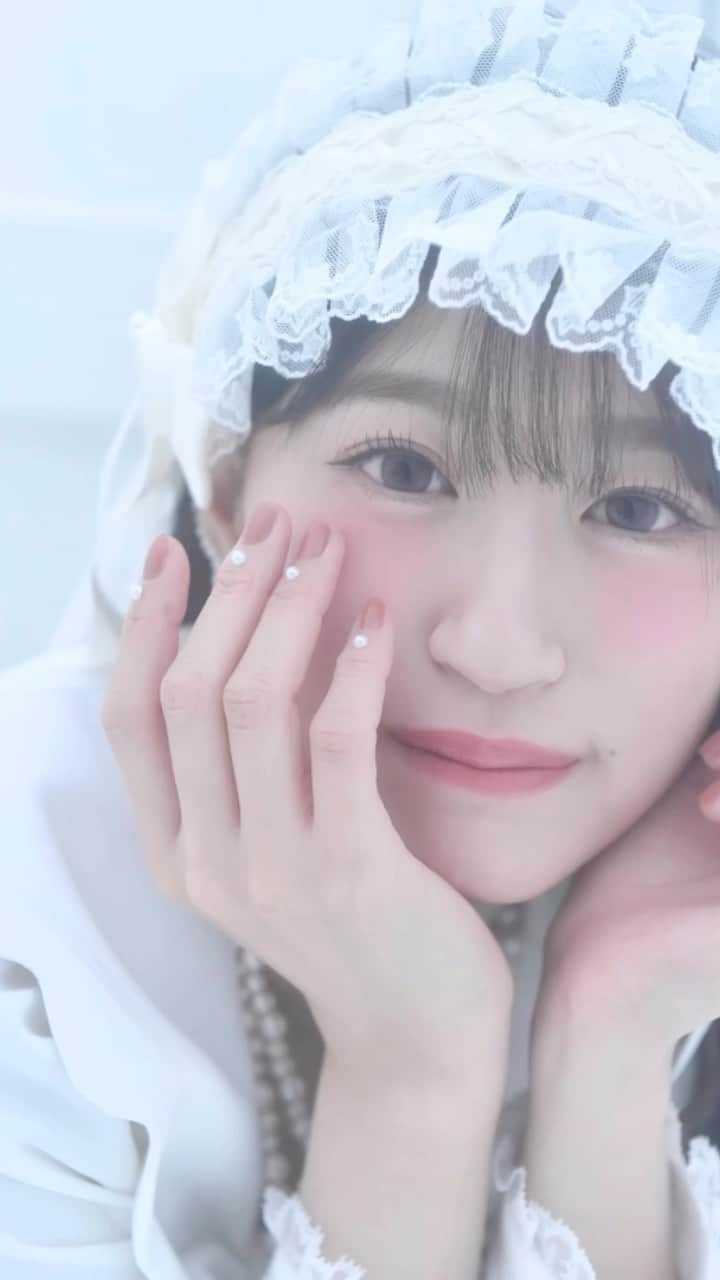 のインスタグラム：「⠀ STYLE BOOK【petite fille】#プチフィーユ  発売中です🥰❤️ ⠀ ⠀  ▫️SHIBUYA TSUTAYAさん ▫️TSUTAYA EBISUBASHI店さん ▫️紀伊國屋書店グランフロント大阪店さん ▫️紀伊國屋書店梅田本店さん  にて、私のサイン入り【petite fille】を本日から置いていただいてます🥺 嬉しいっ！ありがとうございます🙇‍♂️⭐️ ぜひ、お渡し会でゲットできた方も！ できなかったよーという方も！ 欲しいー！という方も！  見つけれーちゃんしてゲットしていただけると嬉しいです☺️❤️  #上西怜 #STYLEBOOK #スタイルブック  #プチフィーユ #低身長コーデ #154cm」