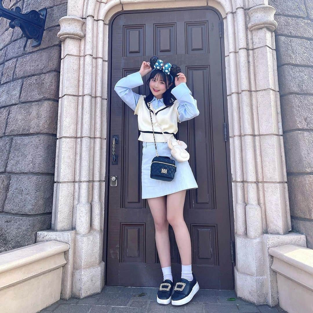 久保田沙矢香のインスタグラム：「お気に入りの服！かわいー？💘  #東京ディズニーランド #ディズニーランド #ディズニー #ディズニーカチューシャ #ディズニーコーデ #ディズニー写真 #春服コーデ #春服 #水色コーデ #デニムスカート #ミニスカート #ootd #tokyodisneyland #disneyland #lipservice #lillilly #darich #diana」