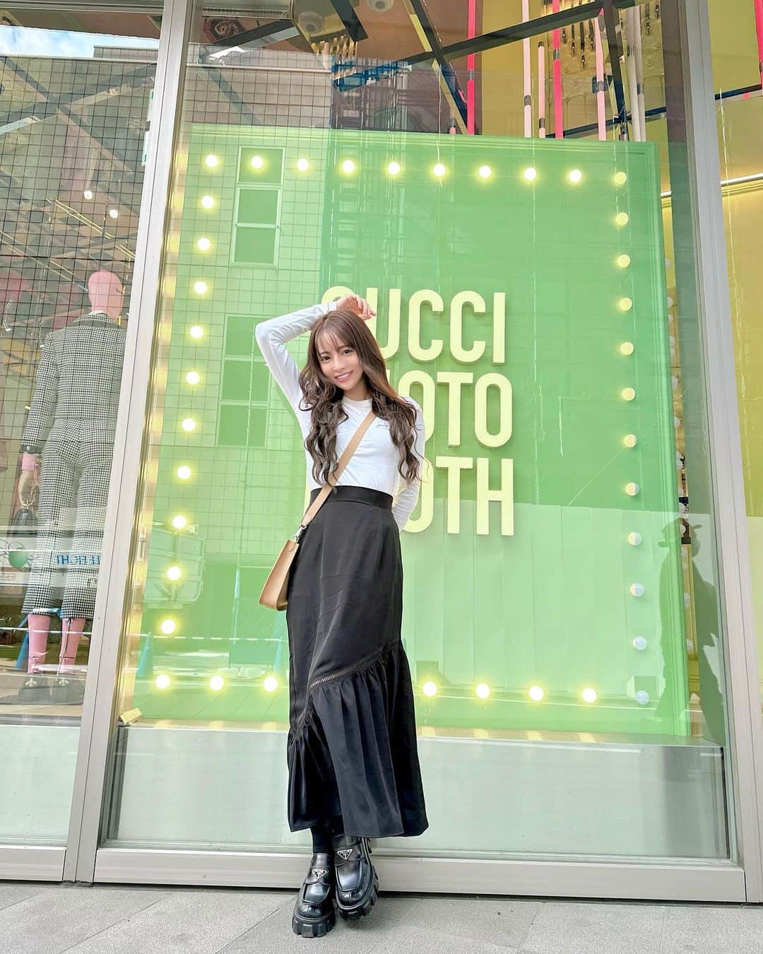 ririのインスタグラム：「#ootd 🔖😆✌️💓  モノトーンでカジュアルな日👟✨ スカートは、 @duras_official の新作です😆💓 ぜひチェックしてみてね✨✨✨  最近は楽な服が好きっ🫶🥹 アウターなし最高だね🌸  #love #happy #fashion  #duras」