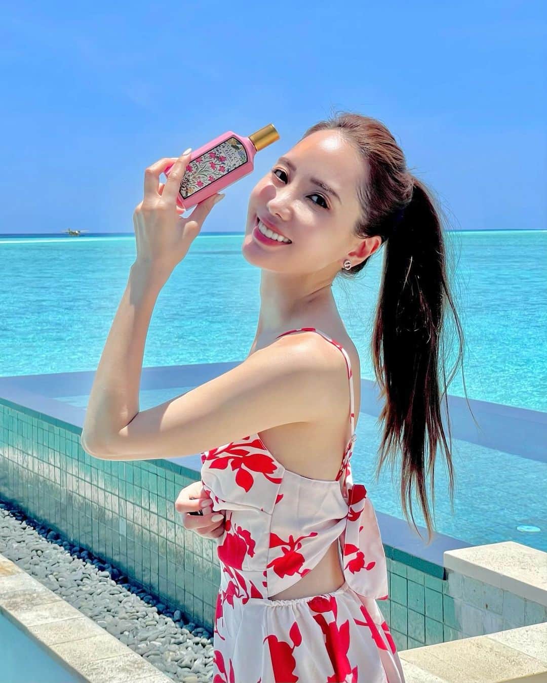 Aoiのインスタグラム：「香水好きな私は、旅行のたびに香水を新調するのですが 今回の旅のお供に連れてきた香水はこちら・・♡  グッチ フローラ ゴージャス ガーデニア オードパルファム @latelierdesparfums_jp  @guccibeauty   まるでお花畑の中にいるようなお花の甘くて華やかな香りがするこの香水は つけているだけでハッピーな気持ちになれるアイテム☺️ ホワイトガーデニアを中心としたフローラルの香りに包まれます🌸 お友達にもどこの香水？とよく聞かれるよ♡ ボトルのデザインも彩り豊かなお花が散りばめられていて、とっても可愛いのでプレゼントにも最適・・🫶  この旅はこの香りだったな❤️と思い出の一部として振り返るのが好きです☺️  #Guccibeauty #FLORAFANTASY #グッチフローラゴージャスガーデニア #ラトリエデパルファム #ガーデニアの香り#グッチフレグランス#香水#フレグランス#香りのある暮らし#香りのある生活#ガーデニアの香り」