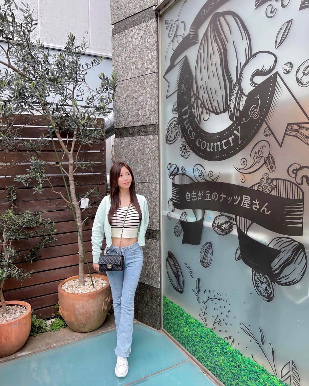 のインスタグラム：「久しぶりに自由が丘ぶらり☺︎ カフェ行ったりお買い物してきた🌿  イタリアのオリーブ農家が本気で作ったパスタ Luca's Kitchen(ルカズキッチン)に行ってきたよ🤍 @nutscountry_lucaskitchen  ナッツと明太子パスタの専門店🫶 珍しいし可愛いお店♪  今回は、看板メニューの 辛子明太子パスタをいただきました💓 しかも、しっかり食べたくて大盛り＋サラダとコーヒーset  パスタがもちもちで、旨辛明太子とすごく合うの✨ 使われているオリーブオイルも美味しくて、 追いオリーブしちゃった！笑  お通しのローストナッツも香りがよくて甘くて好き🥜  まだまだ食べれる！ってくらい美味しくて、 全部綺麗〜に食べれたよ😋 1人で来店しても入りやすくて落ち着く店内だから、 また来よっと♡  @nutscountry_lucaskitchen 📍 東京都目黒区自由が丘2-11-7La tour Can-dela 1F  ・  ・  ・  PR#ルカズキッチン #オーガニックオリーブオイル #自由が丘ランチ #BIOイタリアン #lucaskitchen #自由が丘明太子パスタ #オリーブオイルパスタ」