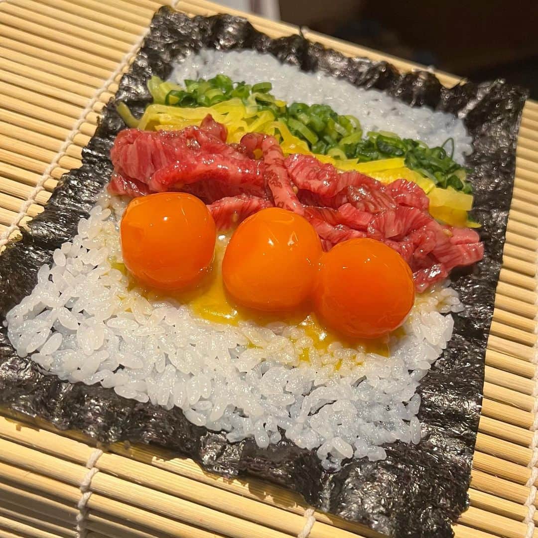 のインスタグラム：「個室でゆっくり食べれる焼肉💓💓💓 ． 女子会には最高‼️ ． 目が楽しい😍 美味しい💓 周りを気にせず 会話が楽しめる‼️ ． ユッケの海苔巻きは 是非食べて欲しい💓 ． タン塩も ネギの多さがたまらん💓 ．  ． #焼肉 #女子会 #隠れ家」