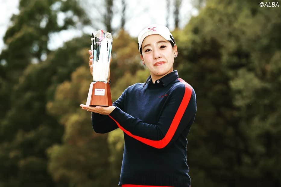 北村響のインスタグラム：「地元滋賀での開催 Hanasaka Ladies Yanmar Golf Tournamentで ステップアップツアー2勝目を 挙げることができました😭 デビュー戦で優勝してから9年 長い長い道のりでした😭 一度はゴルフを辞めようかと思うほどのイップスになり 挫けそうになっていましたが ずっと側でどんな時も応援していただいていた 家族、師匠の高橋勝成プロ、スポンサー、ファンの皆様のおかげでここまで戻ってくることができました😭 本当に感謝しかありません😭  まだまだツアーが始まったばかりなので この結果に慢心せず レギュラーツアーで戦える選手になれるように、 日々練習に励み 高みを目指して頑張ります☺️  主催していただいたヤンマーホールディングス様はじめ 素晴らしい会場作りにご尽力いただいた 琵琶湖カントリー倶楽部の皆様 ボランティアの皆様 本当にありがとうございました☺️  これからも応援よろしくお願い致します☺️  #ハナサカレディースヤンマーゴルフトーナメント #ステップアップツアー #lpga #地元 #滋賀県 #優勝 #クリヤマホールディングス #ワタベ #夏原工業株式会社 #montura #プロゴルファー」