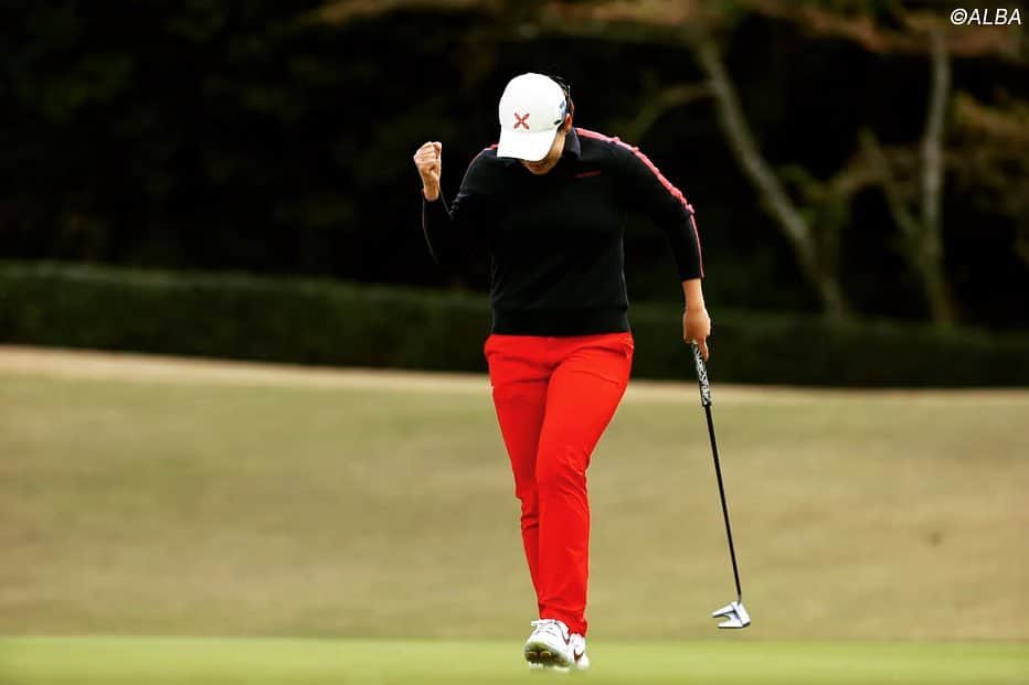北村響さんのインスタグラム写真 - (北村響Instagram)「地元滋賀での開催 Hanasaka Ladies Yanmar Golf Tournamentで ステップアップツアー2勝目を 挙げることができました😭 デビュー戦で優勝してから9年 長い長い道のりでした😭 一度はゴルフを辞めようかと思うほどのイップスになり 挫けそうになっていましたが ずっと側でどんな時も応援していただいていた 家族、師匠の高橋勝成プロ、スポンサー、ファンの皆様のおかげでここまで戻ってくることができました😭 本当に感謝しかありません😭  まだまだツアーが始まったばかりなので この結果に慢心せず レギュラーツアーで戦える選手になれるように、 日々練習に励み 高みを目指して頑張ります☺️  主催していただいたヤンマーホールディングス様はじめ 素晴らしい会場作りにご尽力いただいた 琵琶湖カントリー倶楽部の皆様 ボランティアの皆様 本当にありがとうございました☺️  これからも応援よろしくお願い致します☺️  #ハナサカレディースヤンマーゴルフトーナメント #ステップアップツアー #lpga #地元 #滋賀県 #優勝 #クリヤマホールディングス #ワタベ #夏原工業株式会社 #montura #プロゴルファー」4月8日 21時24分 - k.bikistagram