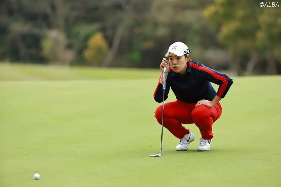 北村響さんのインスタグラム写真 - (北村響Instagram)「地元滋賀での開催 Hanasaka Ladies Yanmar Golf Tournamentで ステップアップツアー2勝目を 挙げることができました😭 デビュー戦で優勝してから9年 長い長い道のりでした😭 一度はゴルフを辞めようかと思うほどのイップスになり 挫けそうになっていましたが ずっと側でどんな時も応援していただいていた 家族、師匠の高橋勝成プロ、スポンサー、ファンの皆様のおかげでここまで戻ってくることができました😭 本当に感謝しかありません😭  まだまだツアーが始まったばかりなので この結果に慢心せず レギュラーツアーで戦える選手になれるように、 日々練習に励み 高みを目指して頑張ります☺️  主催していただいたヤンマーホールディングス様はじめ 素晴らしい会場作りにご尽力いただいた 琵琶湖カントリー倶楽部の皆様 ボランティアの皆様 本当にありがとうございました☺️  これからも応援よろしくお願い致します☺️  #ハナサカレディースヤンマーゴルフトーナメント #ステップアップツアー #lpga #地元 #滋賀県 #優勝 #クリヤマホールディングス #ワタベ #夏原工業株式会社 #montura #プロゴルファー」4月8日 21時24分 - k.bikistagram