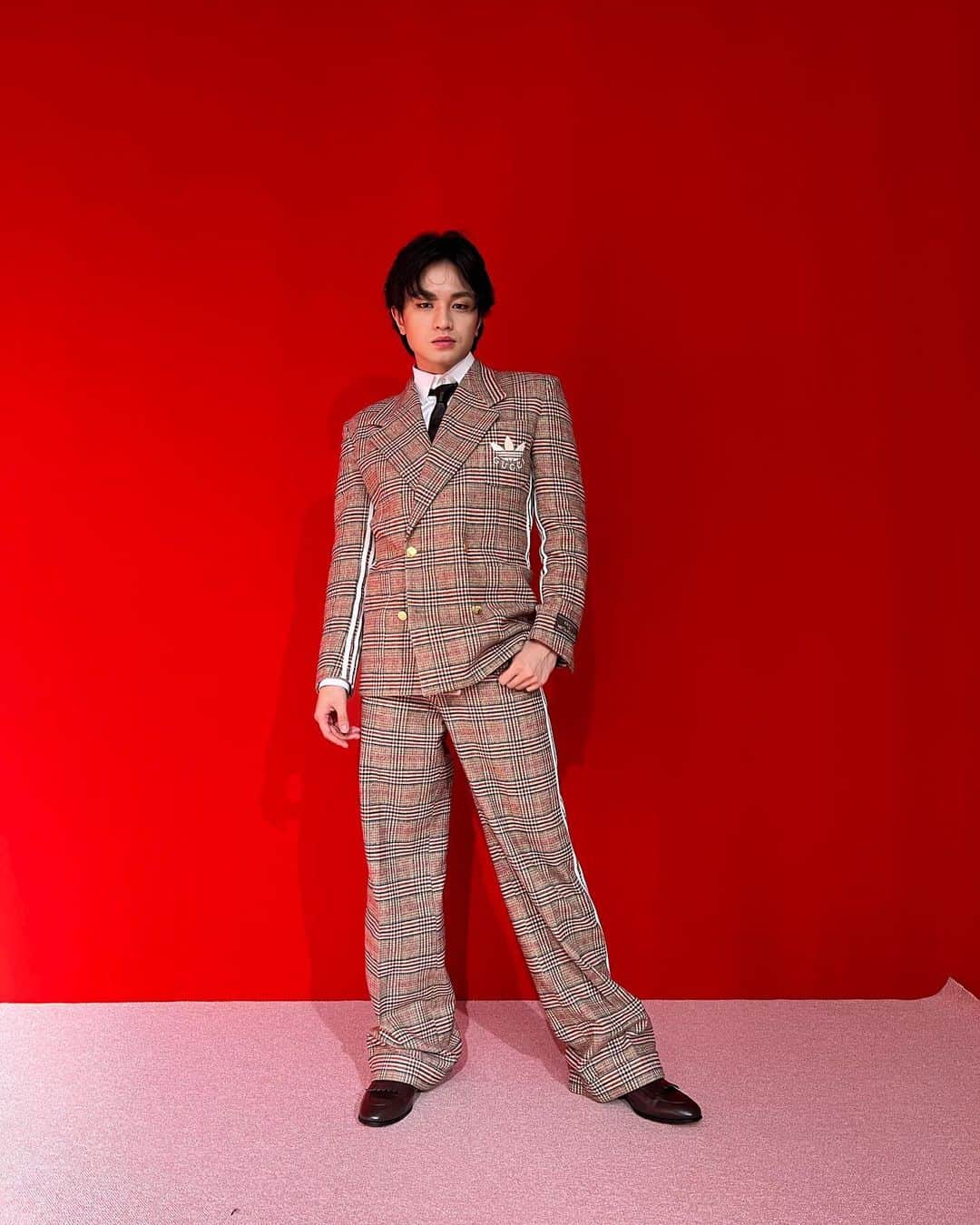 中島健人さんのインスタグラム写真 - (中島健人Instagram)「Suit & Tie...& Red 個人的にお気に入り。  #more #GUCCI #adidas  #OOTD #fashion #love」4月8日 21時24分 - kento.nakajima_313