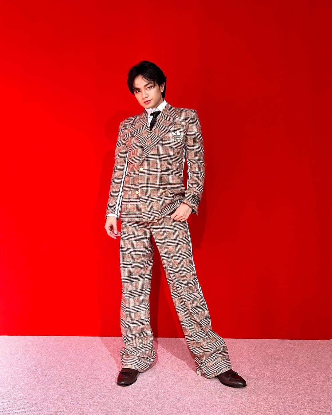 中島健人さんのインスタグラム写真 - (中島健人Instagram)「Suit & Tie...& Red 個人的にお気に入り。  #more #GUCCI #adidas  #OOTD #fashion #love」4月8日 21時24分 - kento.nakajima_313