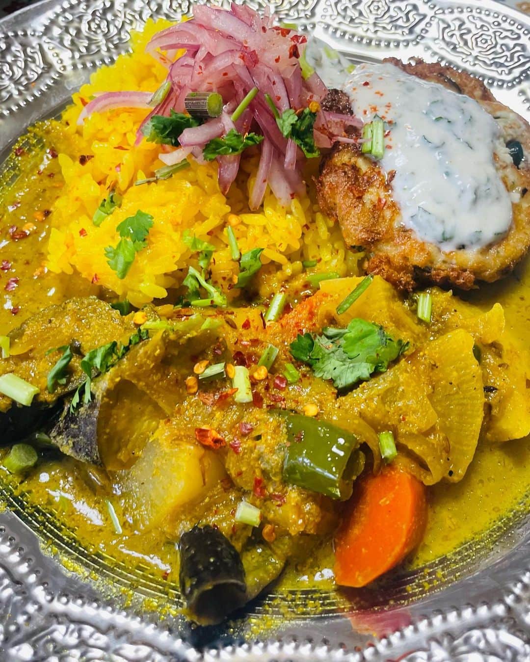 一条もんこさんのインスタグラム写真 - (一条もんこInstagram)「ネパール風野菜カレーはカシューナッツペーストの代用ですりごまを加えて濃厚なコクを引き出します。 野菜は複数入れる事が美味しさの秘訣！ #野菜カレー#ネパール風#ワダ#玉ねぎアチャール#ヨーグルトソース#インド料理#インドカレー#スパイスカレー#カレー#curry#カレー教室#スパイス#スパイス料理#料理教室#レッスン#SpiceLife#一条もんこ」4月8日 21時24分 - monko1215