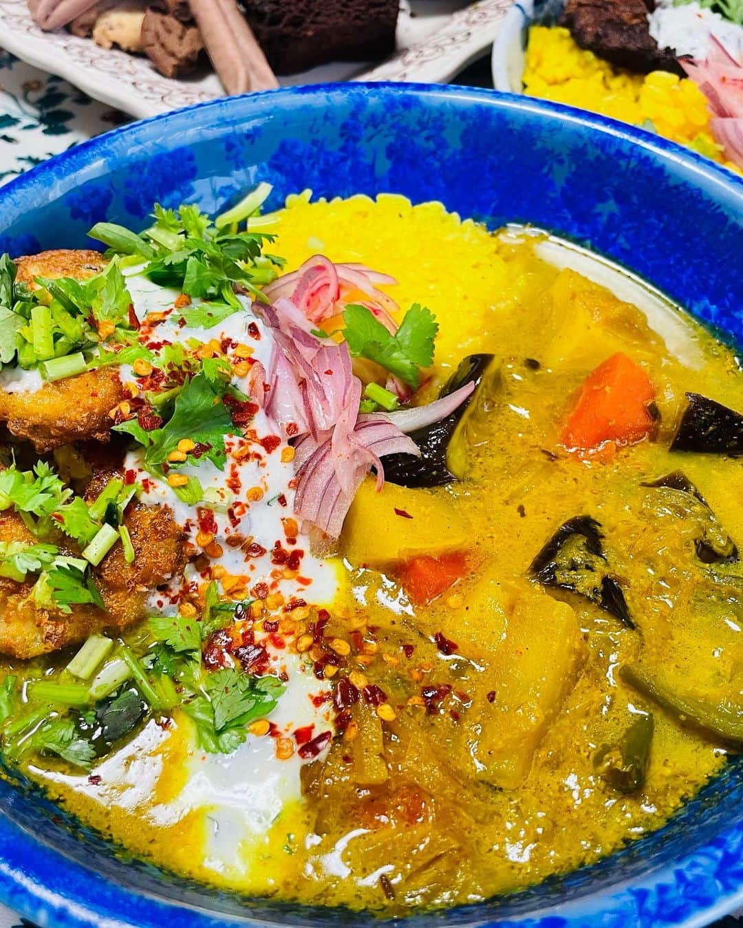 一条もんこさんのインスタグラム写真 - (一条もんこInstagram)「ネパール風野菜カレーはカシューナッツペーストの代用ですりごまを加えて濃厚なコクを引き出します。 野菜は複数入れる事が美味しさの秘訣！ #野菜カレー#ネパール風#ワダ#玉ねぎアチャール#ヨーグルトソース#インド料理#インドカレー#スパイスカレー#カレー#curry#カレー教室#スパイス#スパイス料理#料理教室#レッスン#SpiceLife#一条もんこ」4月8日 21時24分 - monko1215