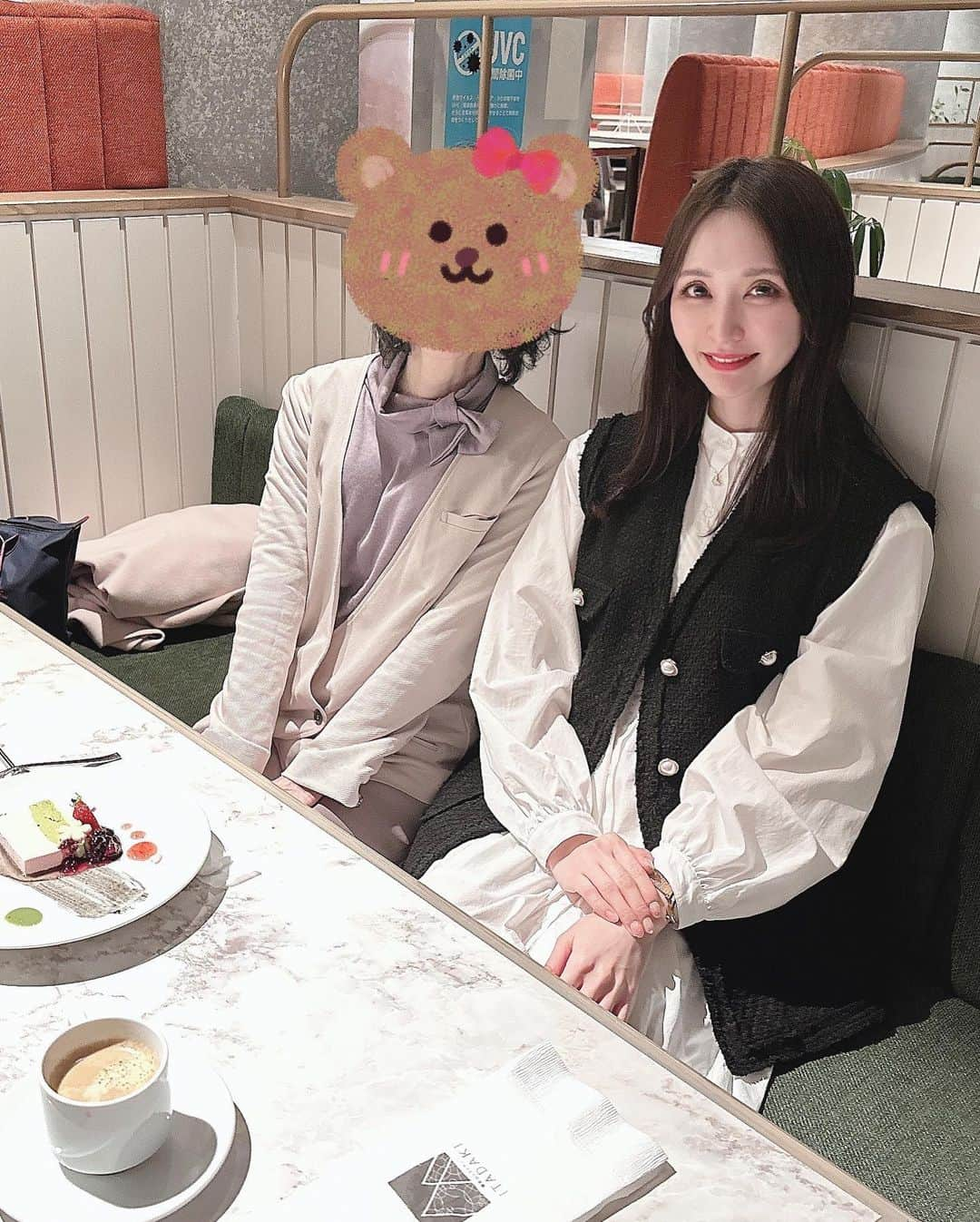 藤後 沙織 とうごさおりさんのインスタグラム写真 - (藤後 沙織 とうごさおりInstagram)「もう旅行帰ってきてから3週間経ったみたい✈️ 時差投稿ですが残しておきたいので投稿🫶  長崎に行ったらしたいことの一つだった夜景を観ること。 長崎の夜景は、2012年にモナコ、香港とともに世界新三大夜景に選ばれ、2015年には札幌、神戸(♥︎)とともに日本三大夜景都市にも認定され、1000万ドルの夜景とも言われており、 この目でみてみたかったの！  ロープウェイで登った山頂にある、山頂のレストランITADAKIにてディナー🍴 全席夜景がパノラマビューで観れて美しかった👏 母と永遠におしゃべりして過ごしました。 実際みて触れてみるの大事🤝 もっとたくさんいろんな景色を見に行きたい🥹  #長崎#長崎旅行#長崎観光#女子旅#家族旅行#母娘#母娘旅#母娘旅行#旅行好き#旅行好き女子 #週末旅行 #週末トリップ #週末トラベラー#旅行好きな人と繋がりたい#国内旅行#国内旅行好き #nagasaki#稲佐山#稲佐山展望台 #稲佐山レストラン#稲佐山レストランITADAKI#ITADAKI#稲佐山夜景#夜景#世界三大夜景 #日本三大夜景 #夜景スポット」4月8日 21時25分 - saori_togo