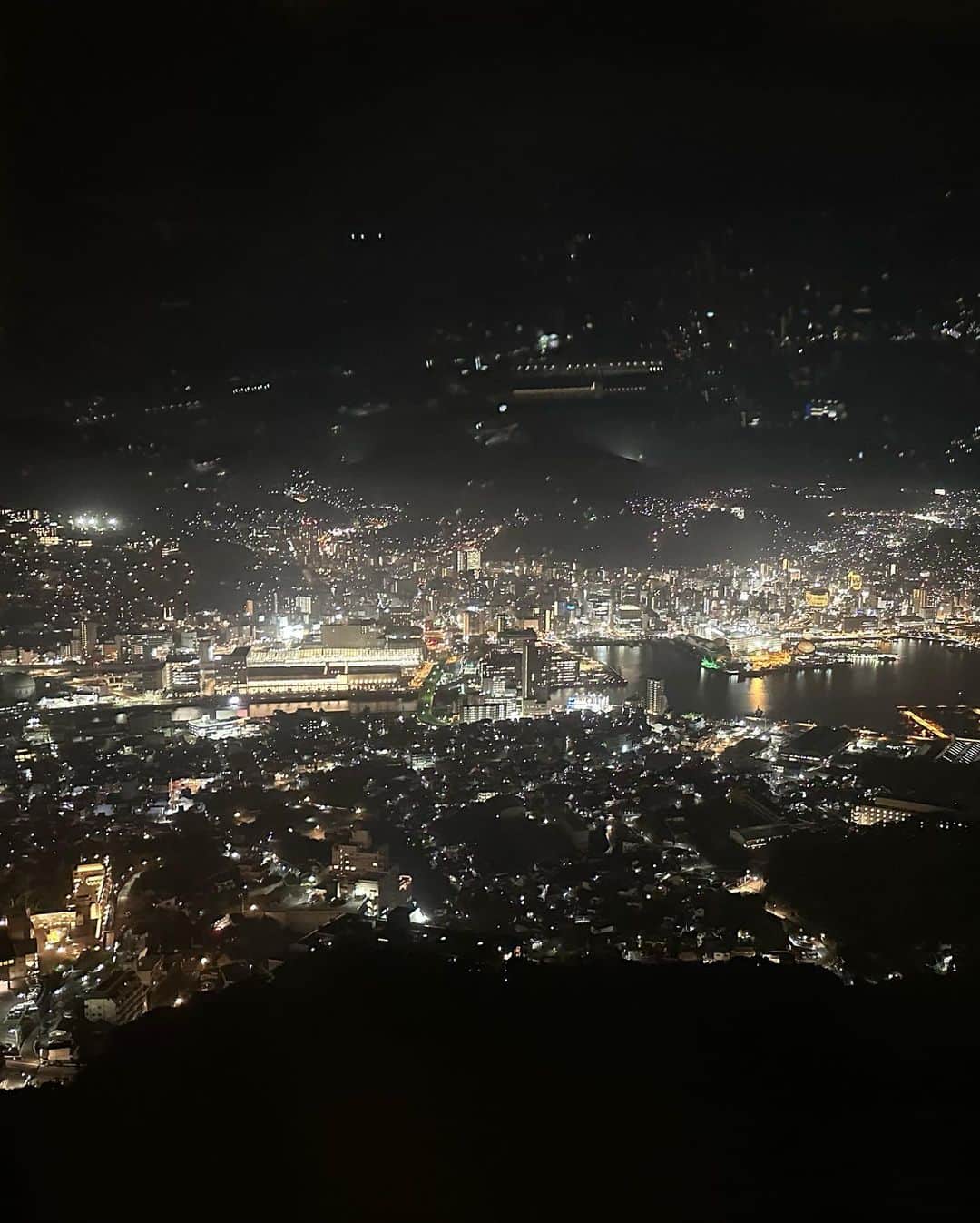 藤後 沙織 とうごさおりさんのインスタグラム写真 - (藤後 沙織 とうごさおりInstagram)「もう旅行帰ってきてから3週間経ったみたい✈️ 時差投稿ですが残しておきたいので投稿🫶  長崎に行ったらしたいことの一つだった夜景を観ること。 長崎の夜景は、2012年にモナコ、香港とともに世界新三大夜景に選ばれ、2015年には札幌、神戸(♥︎)とともに日本三大夜景都市にも認定され、1000万ドルの夜景とも言われており、 この目でみてみたかったの！  ロープウェイで登った山頂にある、山頂のレストランITADAKIにてディナー🍴 全席夜景がパノラマビューで観れて美しかった👏 母と永遠におしゃべりして過ごしました。 実際みて触れてみるの大事🤝 もっとたくさんいろんな景色を見に行きたい🥹  #長崎#長崎旅行#長崎観光#女子旅#家族旅行#母娘#母娘旅#母娘旅行#旅行好き#旅行好き女子 #週末旅行 #週末トリップ #週末トラベラー#旅行好きな人と繋がりたい#国内旅行#国内旅行好き #nagasaki#稲佐山#稲佐山展望台 #稲佐山レストラン#稲佐山レストランITADAKI#ITADAKI#稲佐山夜景#夜景#世界三大夜景 #日本三大夜景 #夜景スポット」4月8日 21時25分 - saori_togo