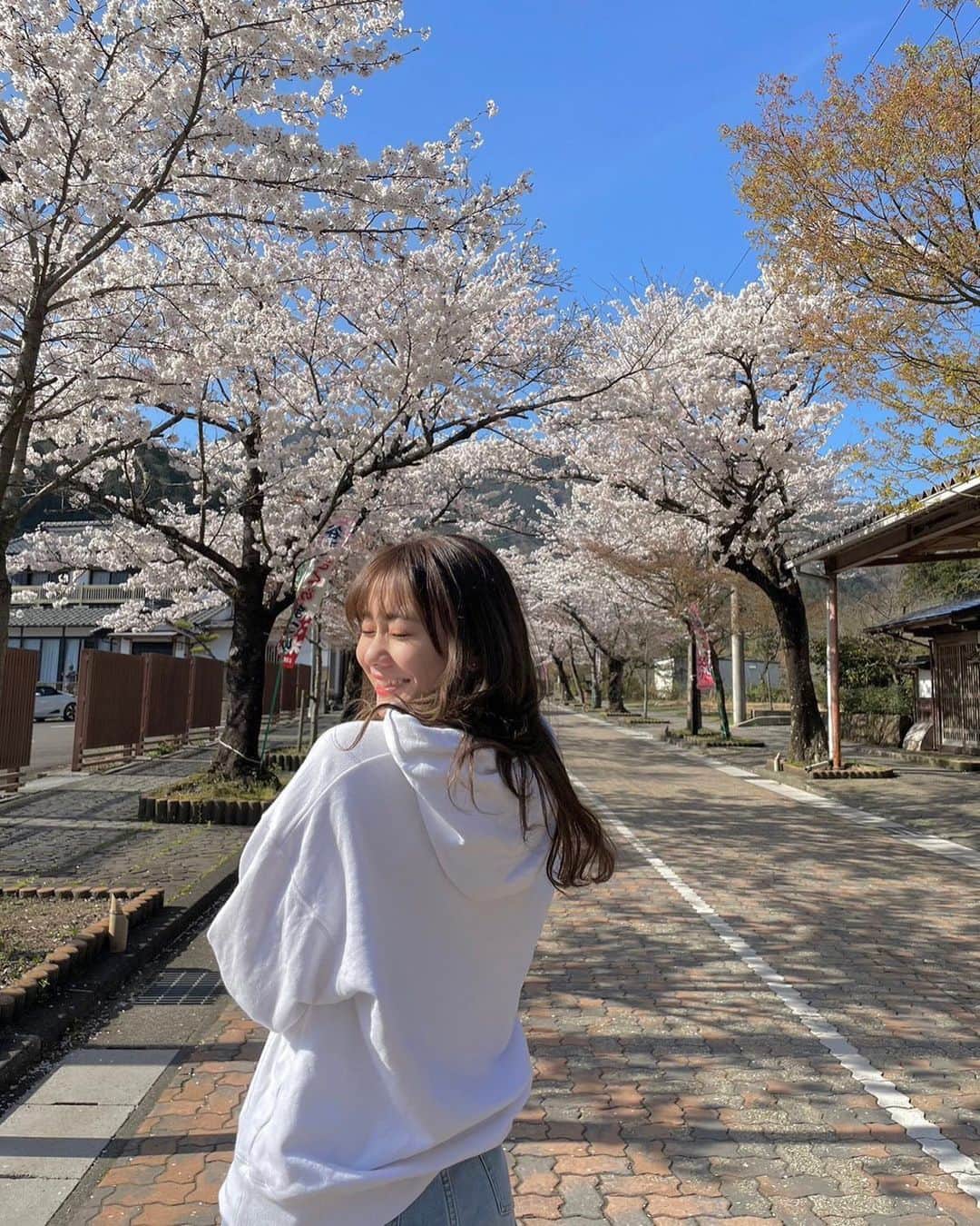 松本慈子のインスタグラム：「* 今年、お花見できなかったな〜🥺 って写真見返してたらしてた😂 急遽、前日に予定が決まって 弾丸で彩夏とお出かけした日。 （彩夏が連れて行ってくれたんだ〜🚗）  お天気良くて、桜見れて幸せだった〜☺️🌸  #桜 #お花見 #お花見スポット #谷汲山 #谷汲山華厳寺 #岐阜観光 #岐阜」