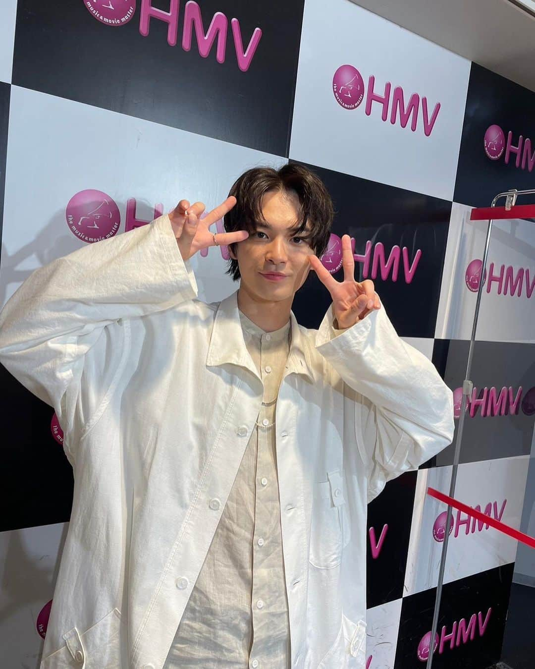 金子隼也のインスタグラム：「. 金子隼也1st写真集&カレンダー 発売記念イベント HMVエソラ池袋 ⁡ ありがとうございました。 皆さんから沢山のパワーをもらいました。 ⁡ 応援してくださる方々にもっともっと恩返しできるように頑張ります。  無事にイベントが終わってホッとしています。 皆さんに喜んでもらえたら嬉しいな。  写真集たくさん見てくださいね！！  #金子隼也写真集 #髪色戻しました #みんなはどっちがすき？ #しゅんやクエスチョン」