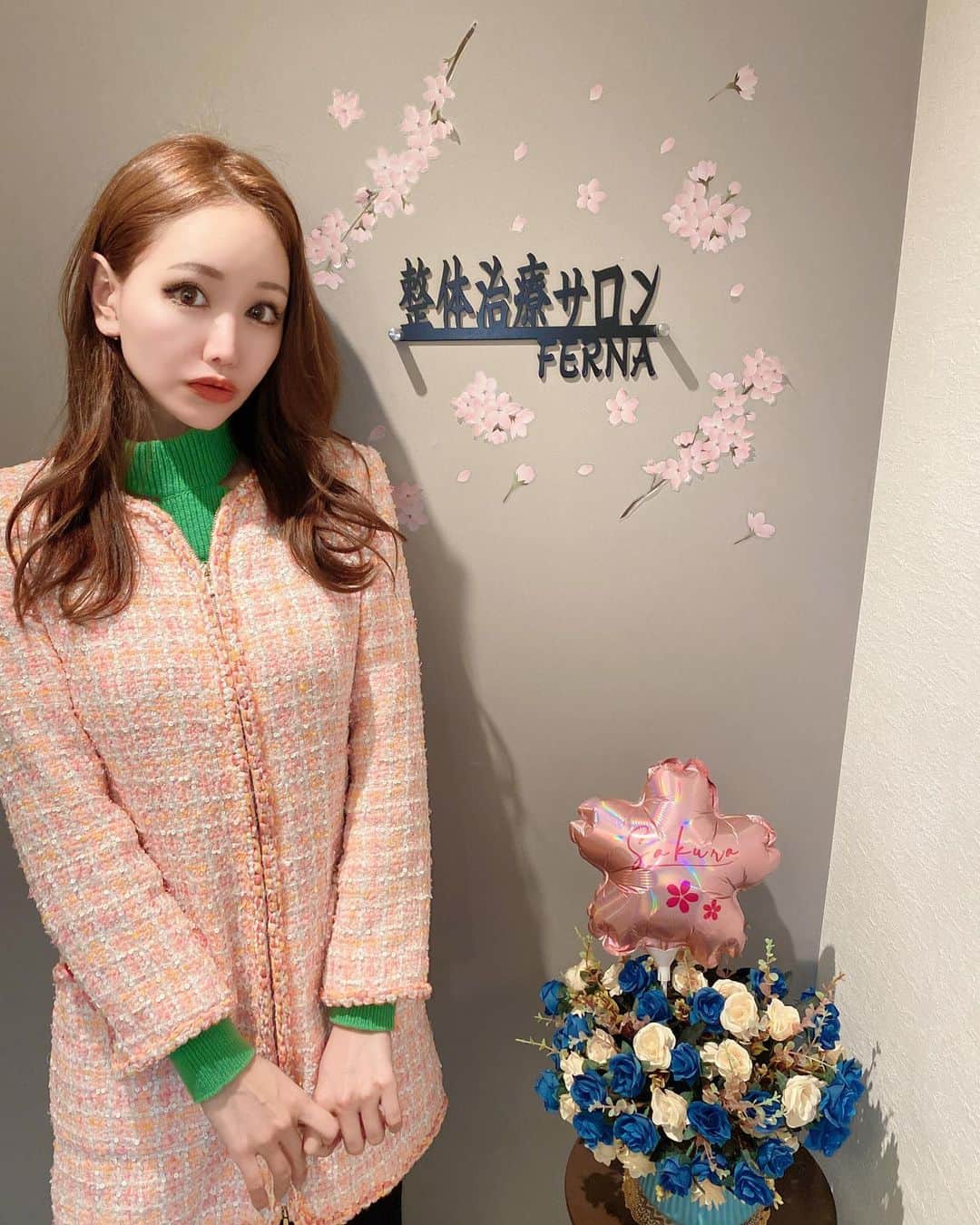 のインスタグラム：「月イチの顔面治安維持メンテ✨  月に1回通うだけで本当に顔の治安良くなった🥹 マメに通うの苦手なわたし的にも月イチでいいのは最高🫶  足の長さの左右差も整えてもらったよ🥰💓 現代人、生きてるだけで歪みすぎ😭  顔から身体までしっかり歪みなくしてくれるから、 本当にありがたい〜🥺💓  良すぎて妹ちゃんの分までチケット買ったよ😸💕 わたしが妹の分まで払う時は本当のガチ😹  @yuji_hrgc さん、おすすめです🥰❤️  . #小顔矯正サロン  #整体サロン」